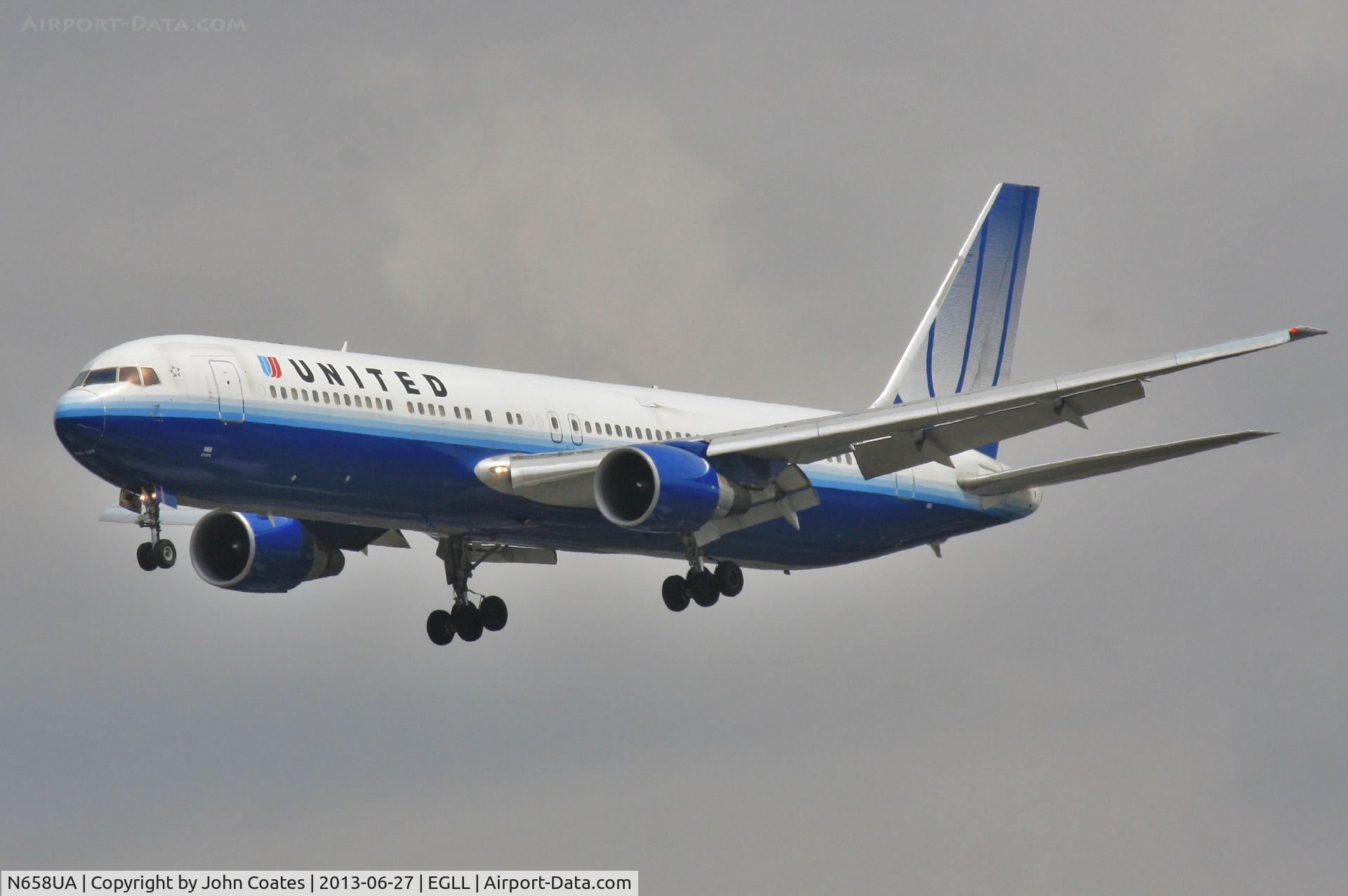 N658UA, 1993 Boeing 767-322 C/N 27113, On approach to 27L