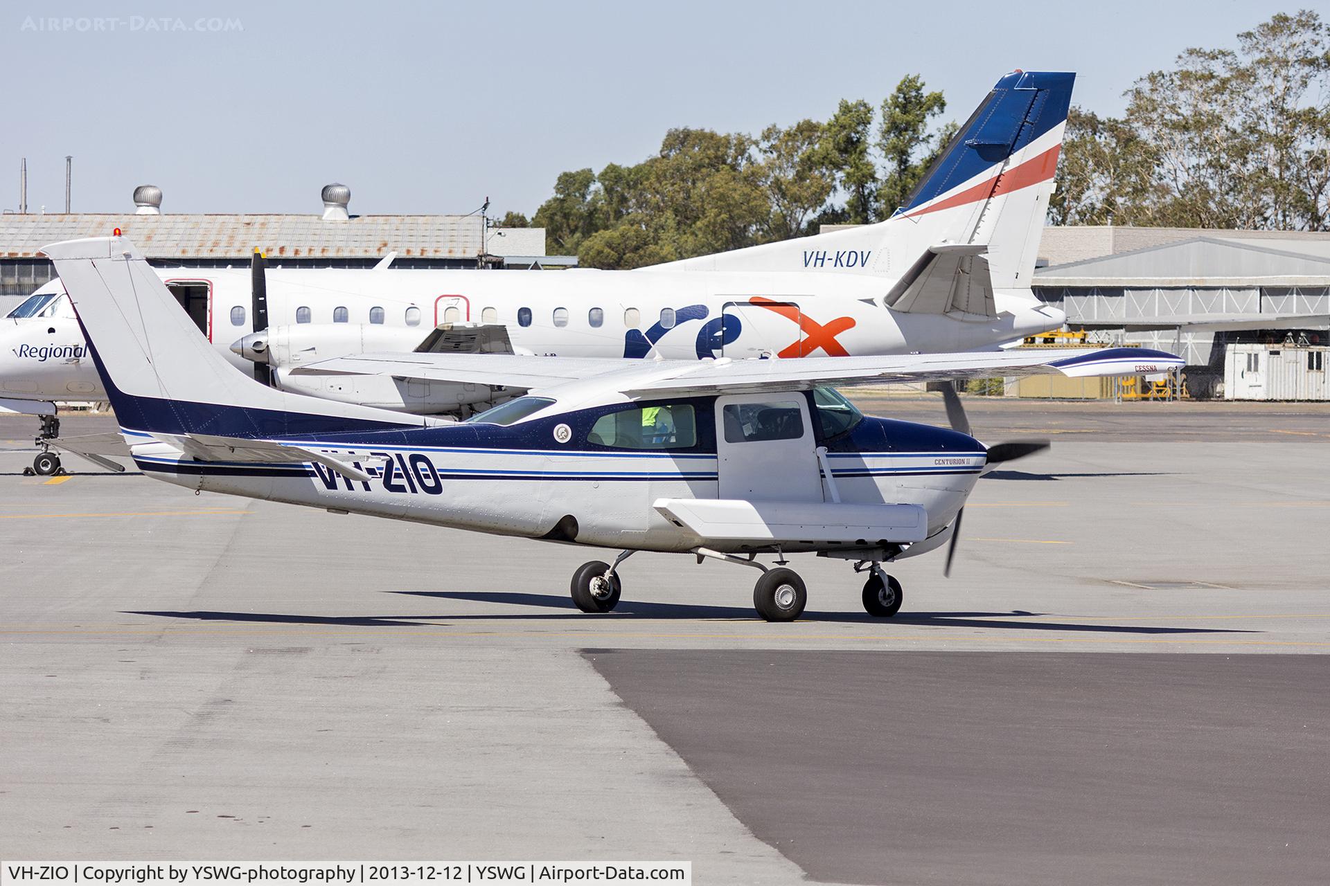VH-ZIO, 1982 Cessna 210N Centurion C/N 21064644, Handel Aviation (VH-ZIO) Cessna 210N Centurion II taxiing at Wagga Wagga Airport.