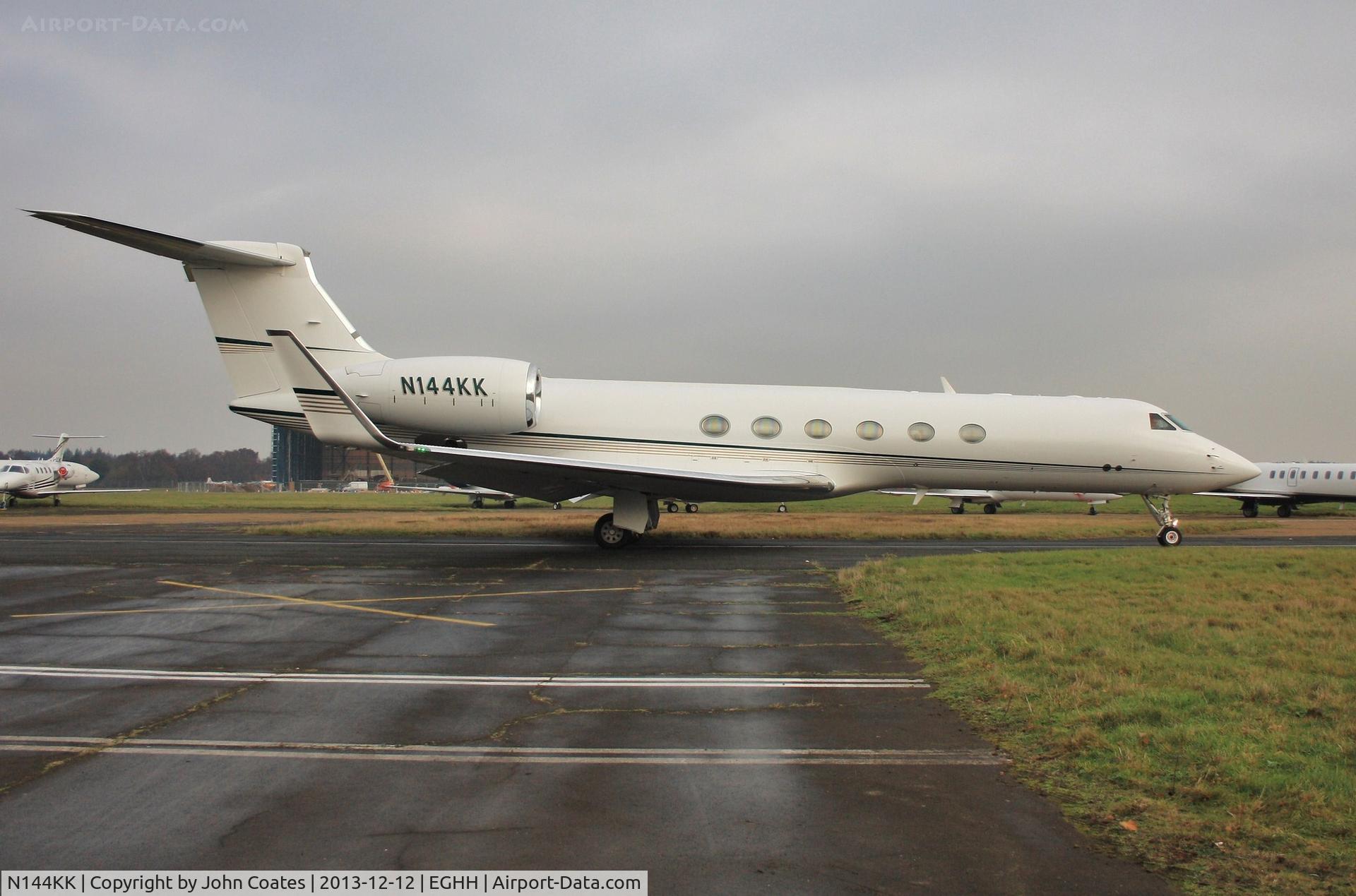 N144KK, 1998 Gulfstream Aerospace Gulfstream V C/N 559, Taxiing to depart.
