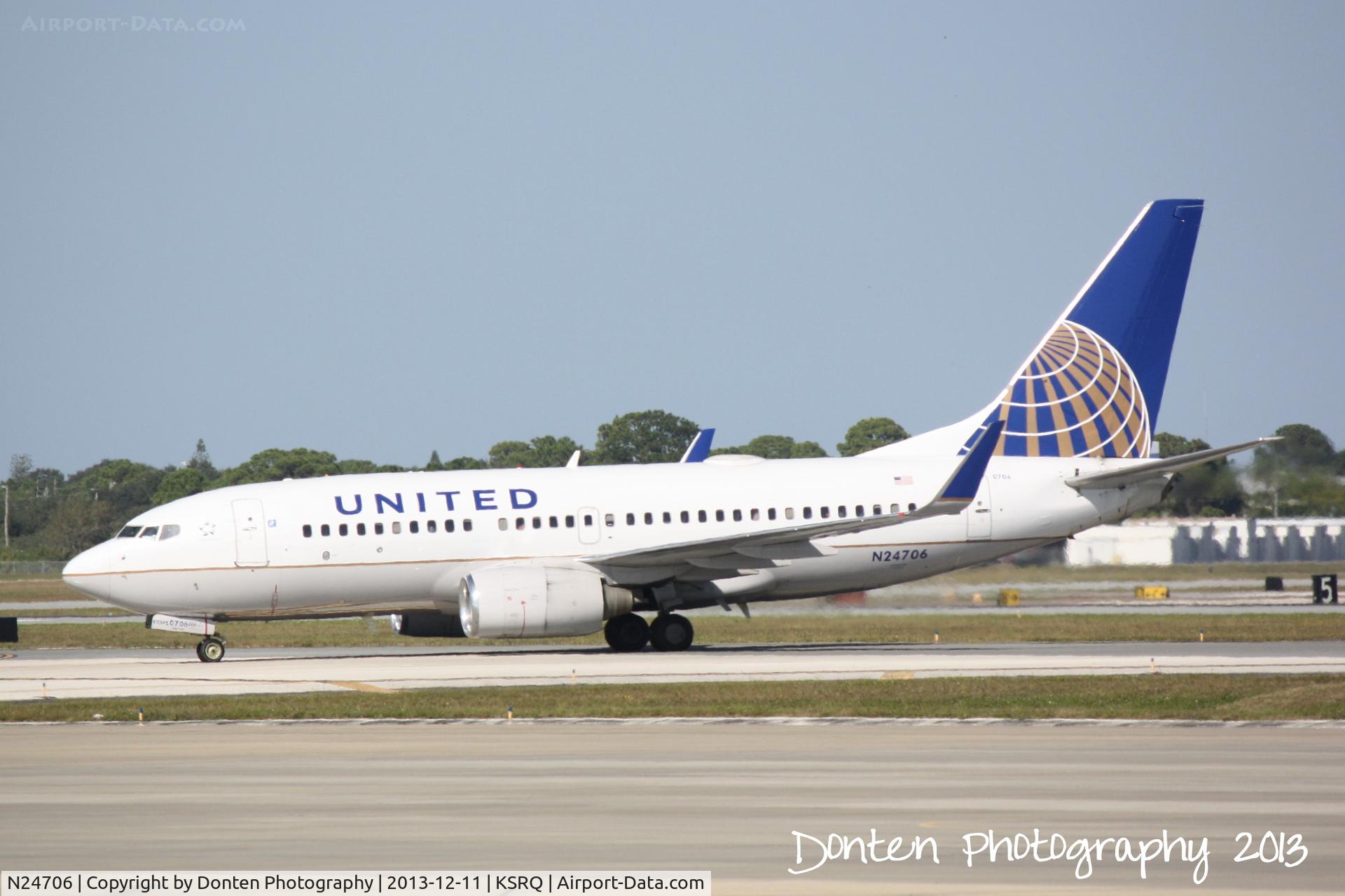 N24706, 1998 Boeing 737-724 C/N 28767, United Flight 1190 (N24706) arrives at Sarasota-Bradenton International Airport following a flight from Chicago-O'Hare International Airport