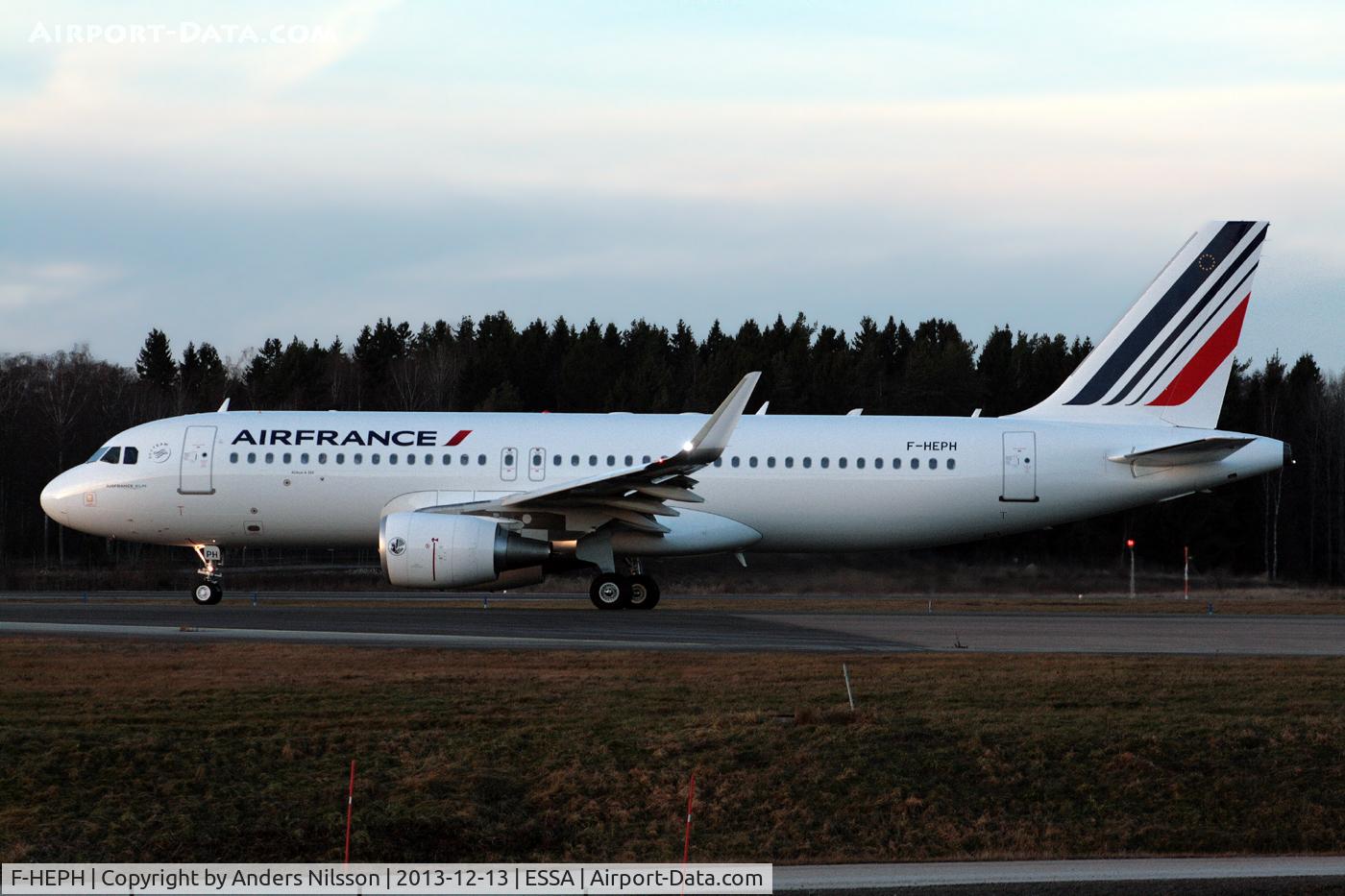 F-HEPH, 2013 Airbus A320-214 C/N 5869, Lining up 01L at dusk.