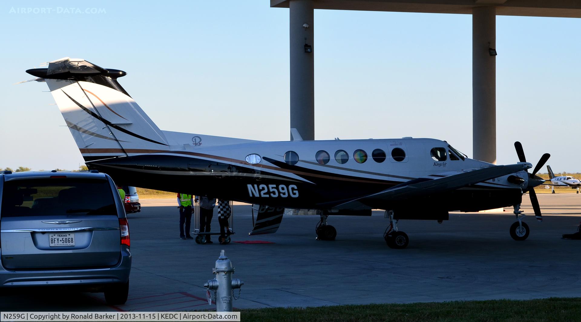 N259G, 1975 Beech 200 Super King Air C/N BB-62, Unloading aircraft Austin, TX