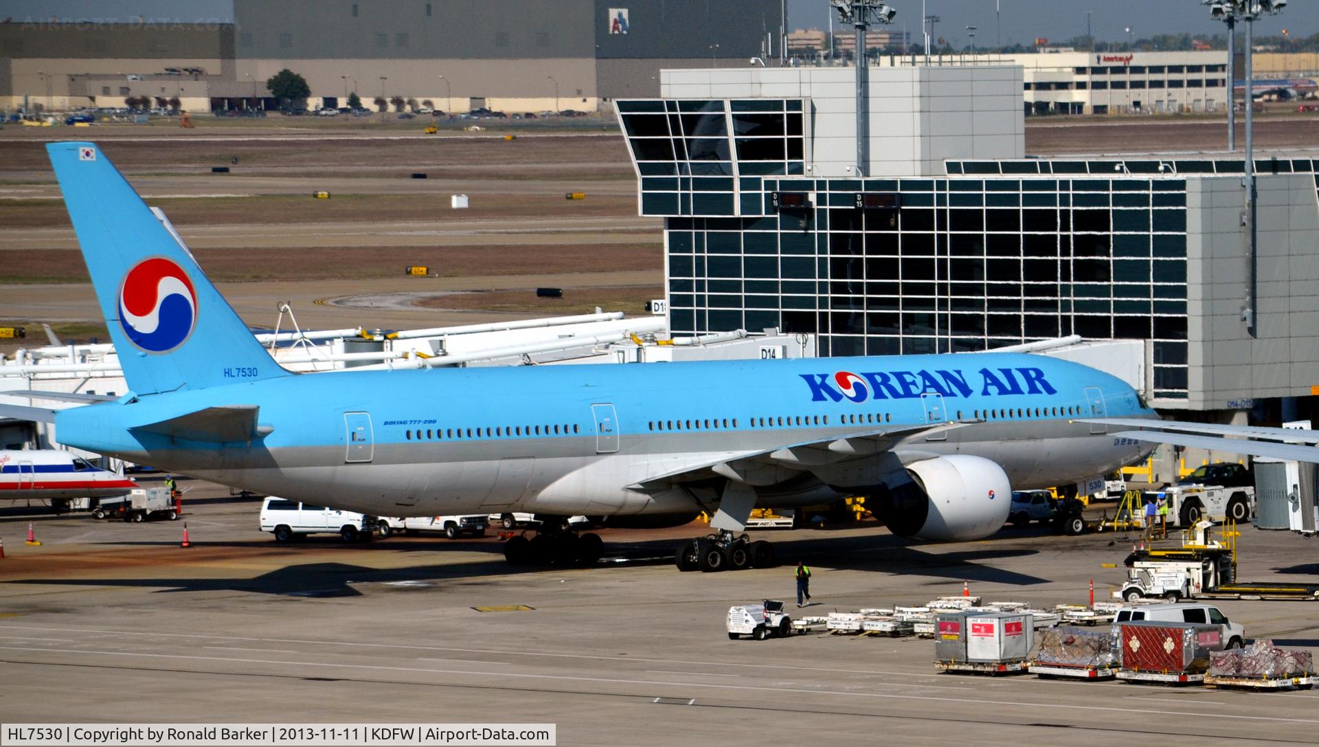 HL7530, 1997 Boeing 777-2B5/ER C/N 27945, Gate D12 DFW