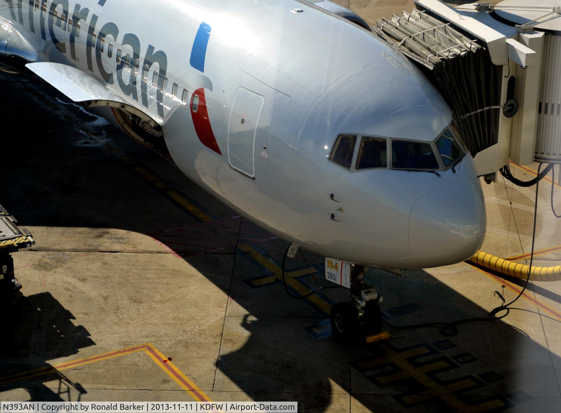 N393AN, 1998 Boeing 767-323 C/N 29430, Gate A34 DFW