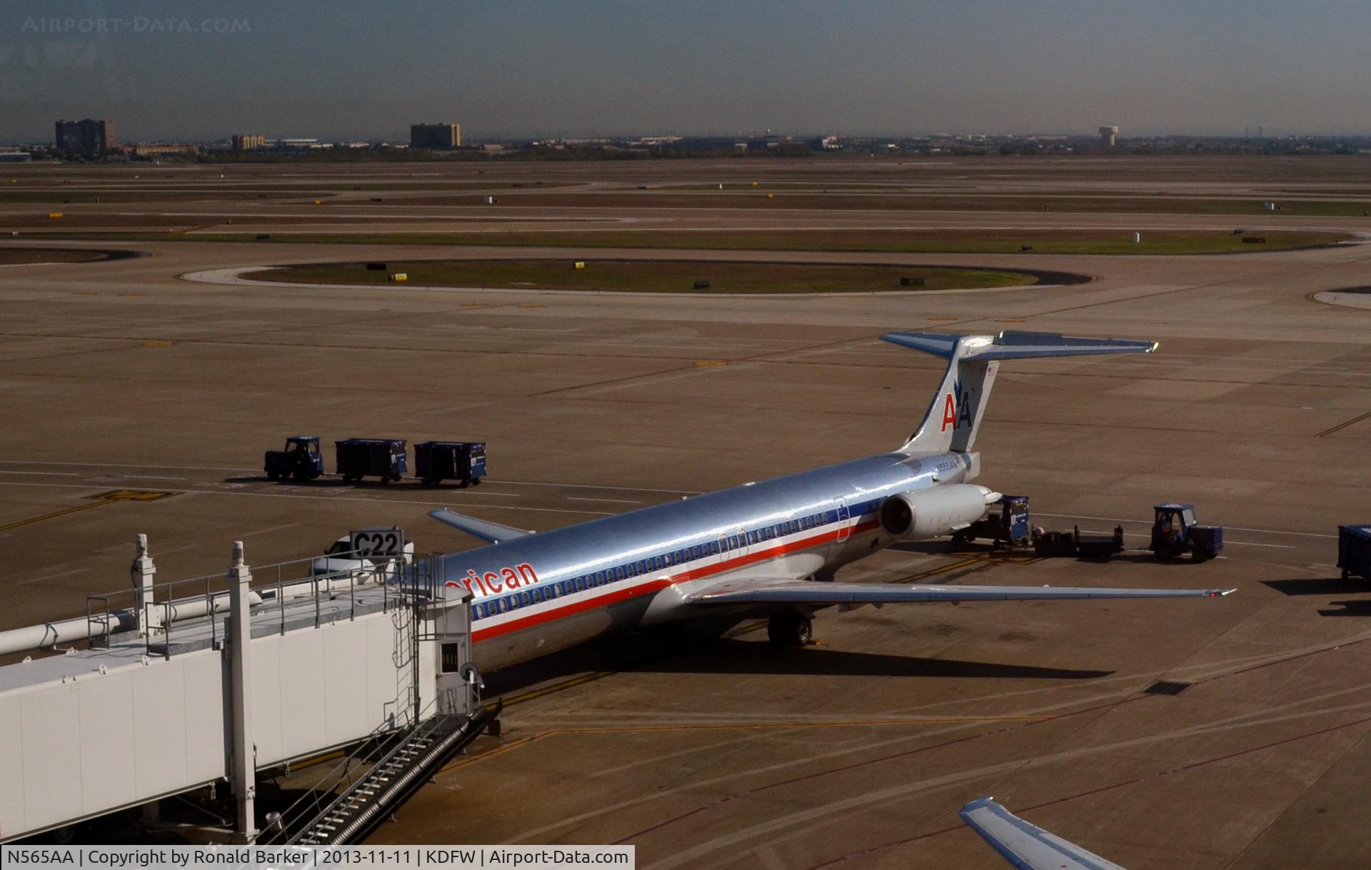 N565AA, 1987 McDonnell Douglas MD-83 (DC-9-83) C/N 49347, Gate C22 DFW, TX