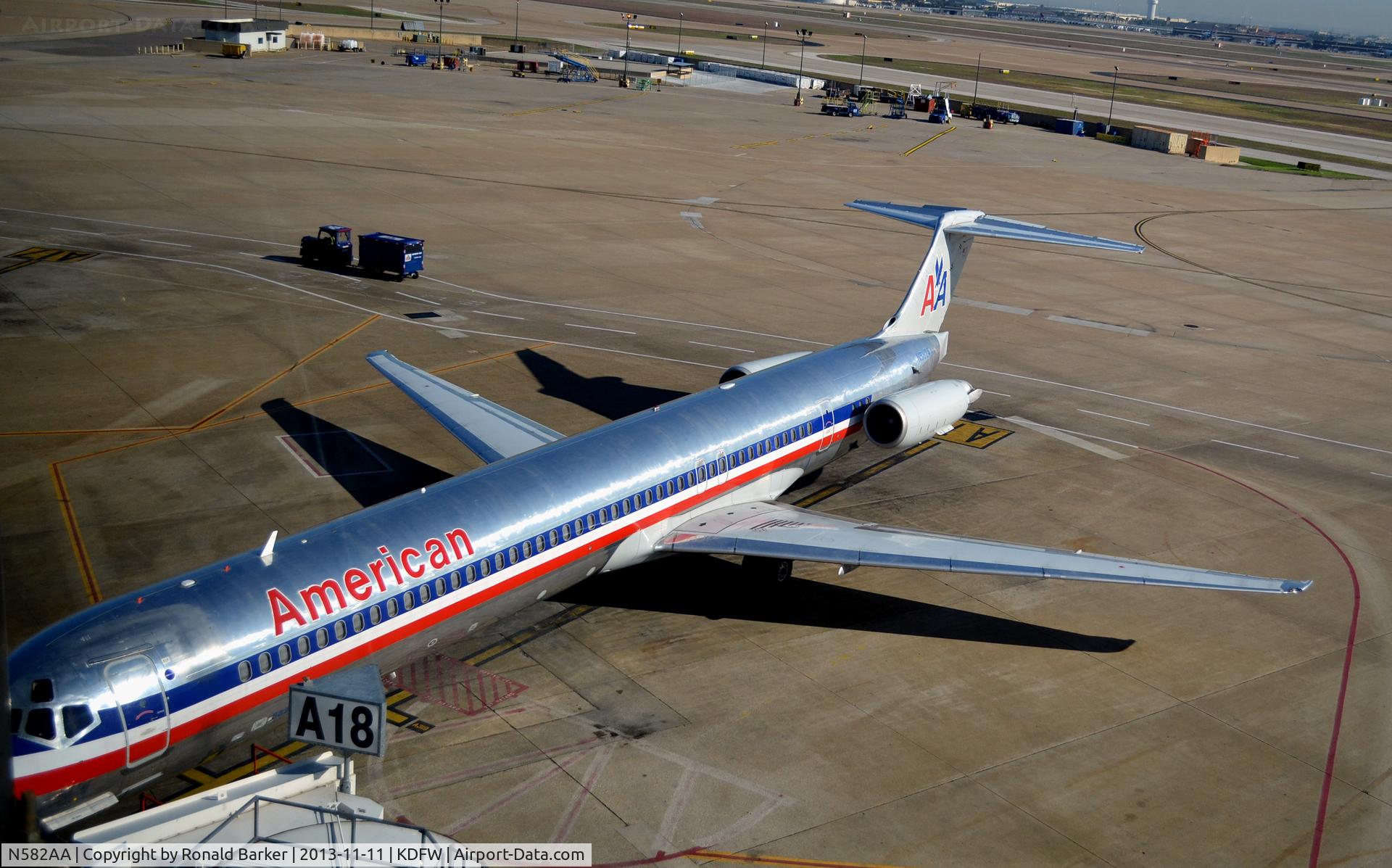 N582AA, 1991 McDonnell Douglas MD-82 (DC-9-82) C/N 53159, Gate A18 DFW