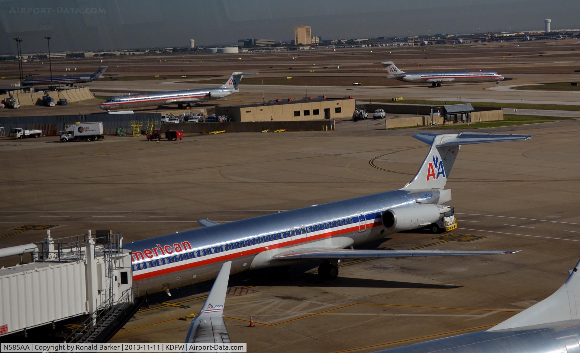 N585AA, 1991 McDonnell Douglas MD-82 (DC-9-82) C/N 53248, Gate C16 DFW