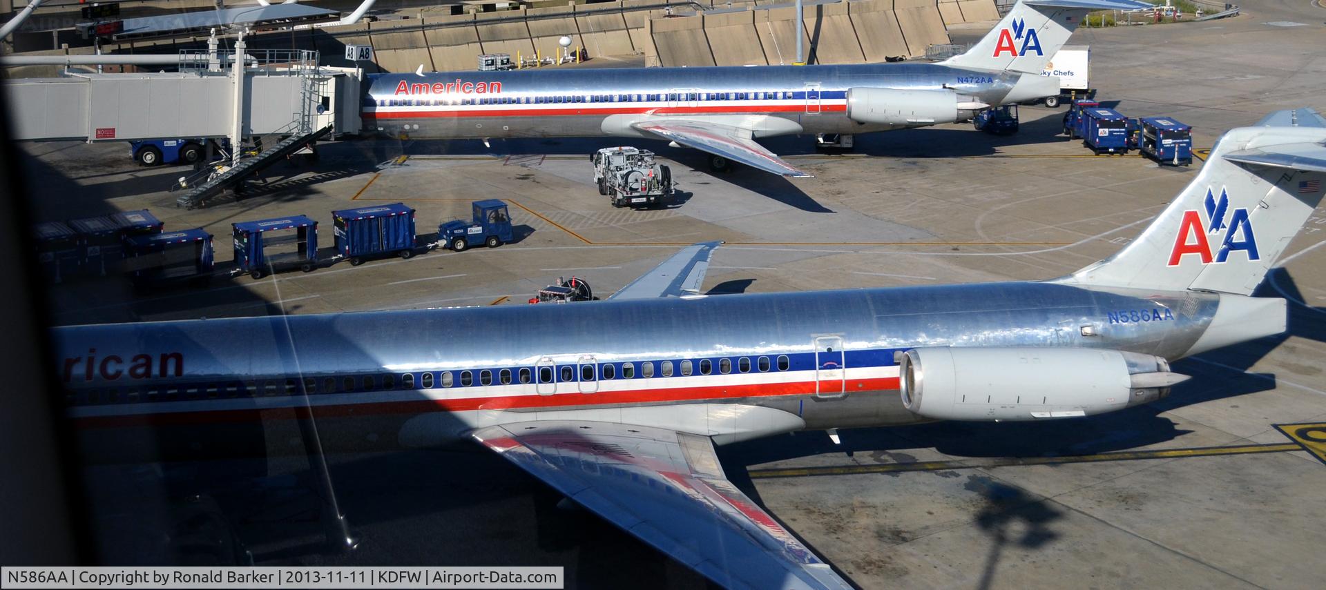 N586AA, 1991 McDonnell Douglas MD-82 (DC-9-82) C/N 53249, Gate A9 DFW