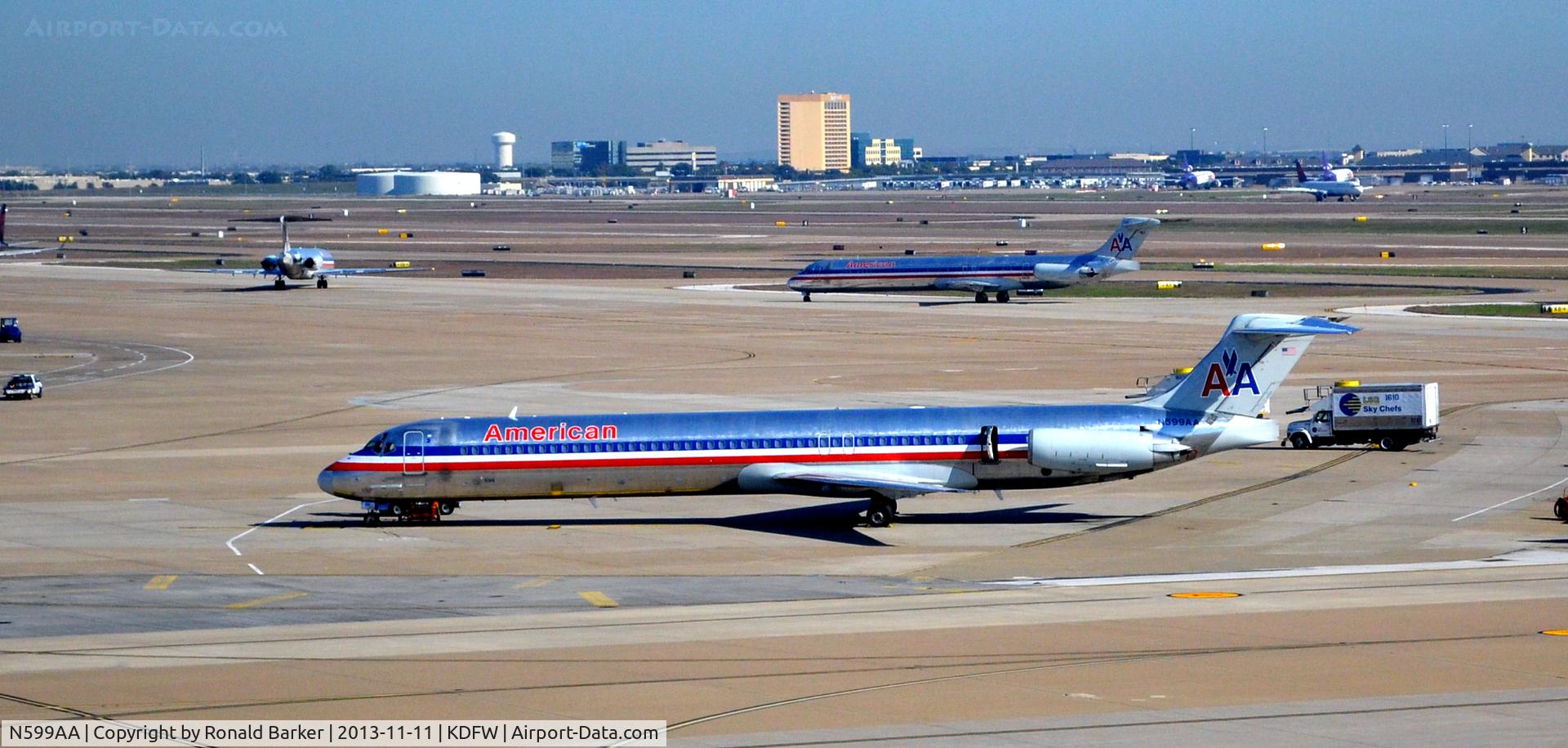 N599AA, 1992 McDonnell Douglas MD-83 (DC-9-83) C/N 53289, Taxi DFW