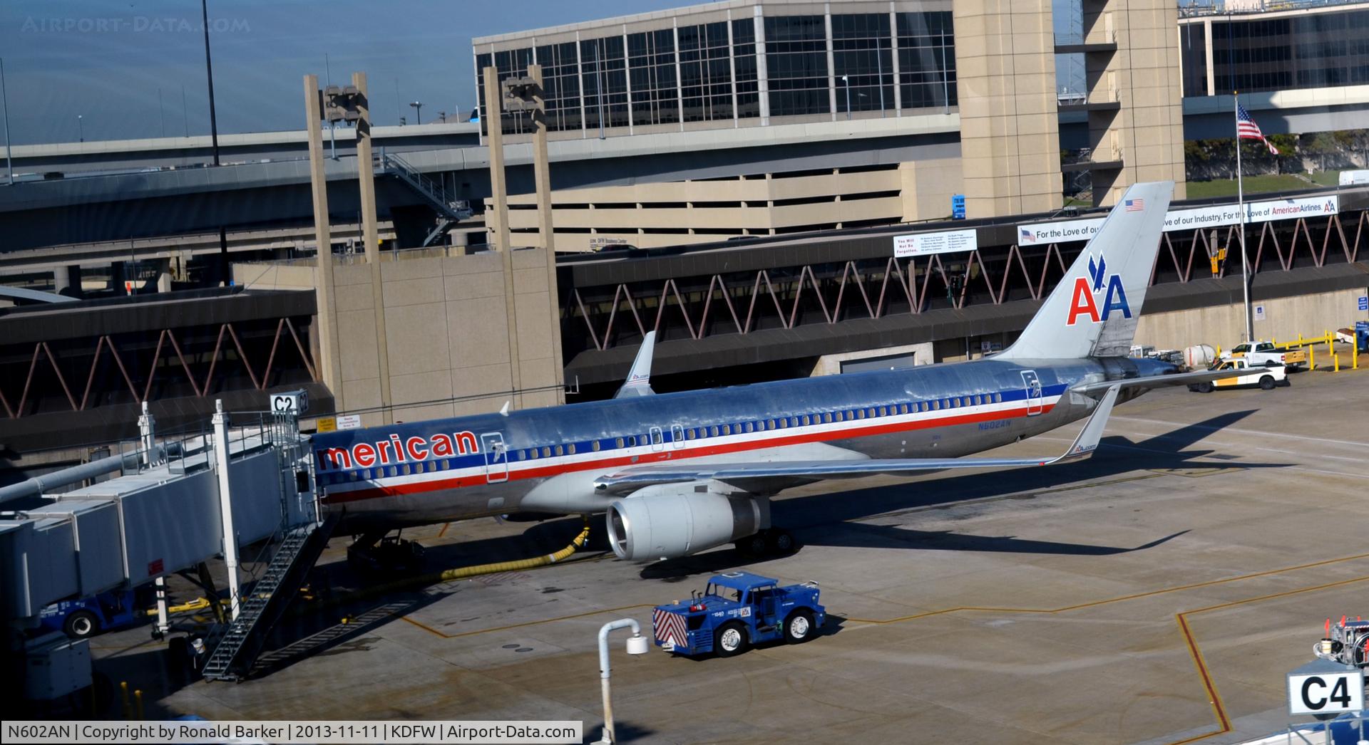 N602AN, 1995 Boeing 757-223 C/N 27053, Gate C2  DFW