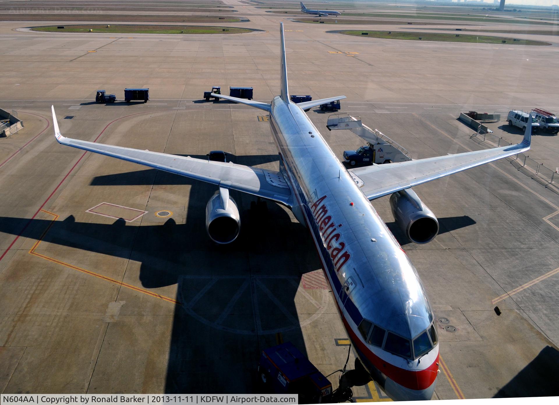 N604AA, 1995 Boeing 757-223 C/N 27055, Gate A24 DFW