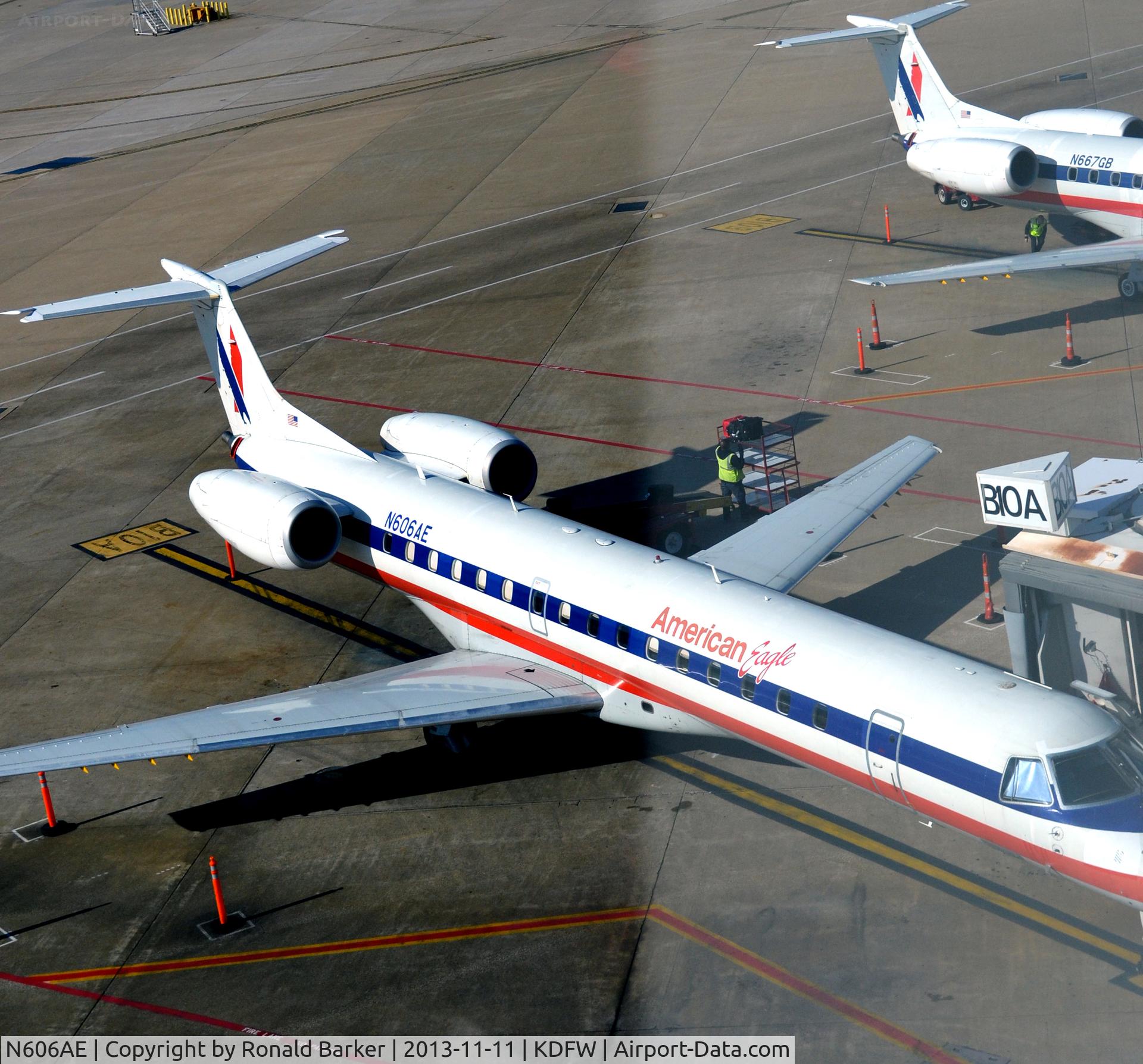 N606AE, 1998 Embraer ERJ-145LR (EMB-145LR) C/N 145062, Gate B10A DFW