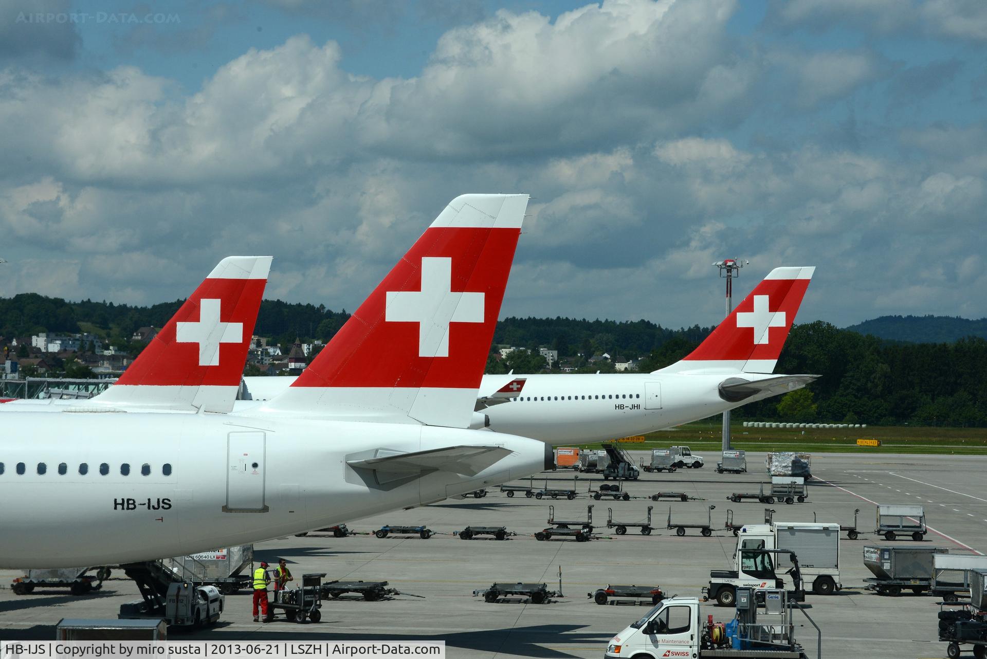 HB-IJS, 1998 Airbus A320-214 C/N 782, Swiss International Airlines Airbus A320 at Zurich-Kloten International Airport, in BG Airbus A330.
