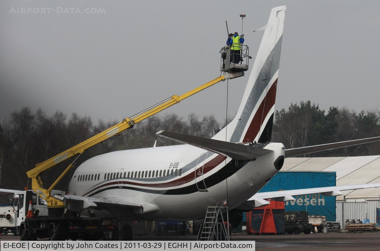 EI-EOE, 1991 Boeing 737-505 C/N 24645, Wash and brush up time