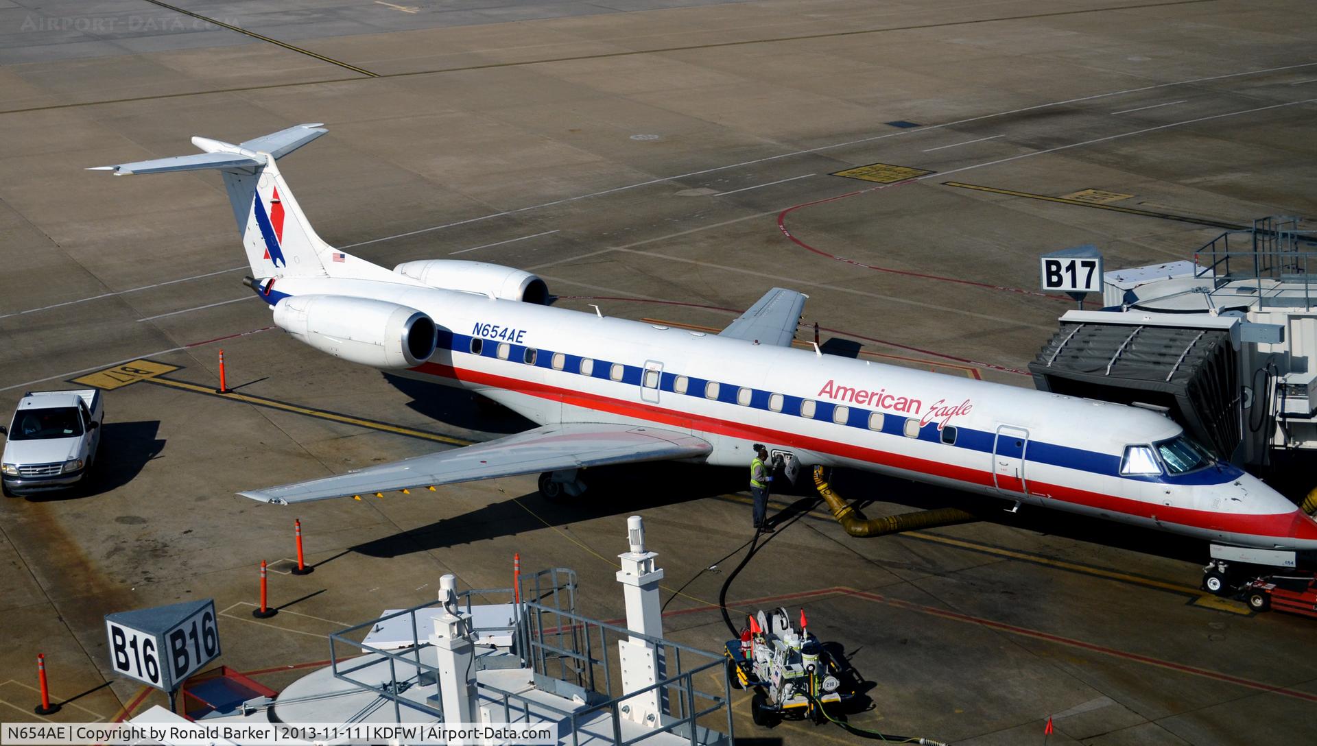 N654AE, 2001 Embraer ERJ-145LR (EMB-145LR) C/N 145437, Refueling Gate B17 DFW