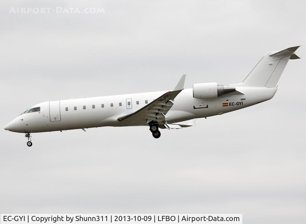 EC-GYI, 1998 Canadair CRJ-200ER (CL-600-2B19) C/N 7249, Landing rwy 32L in all white c/s now...