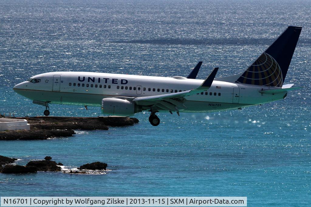 N16701, 1998 Boeing 737-724 C/N 28762, At famous Maho Beach