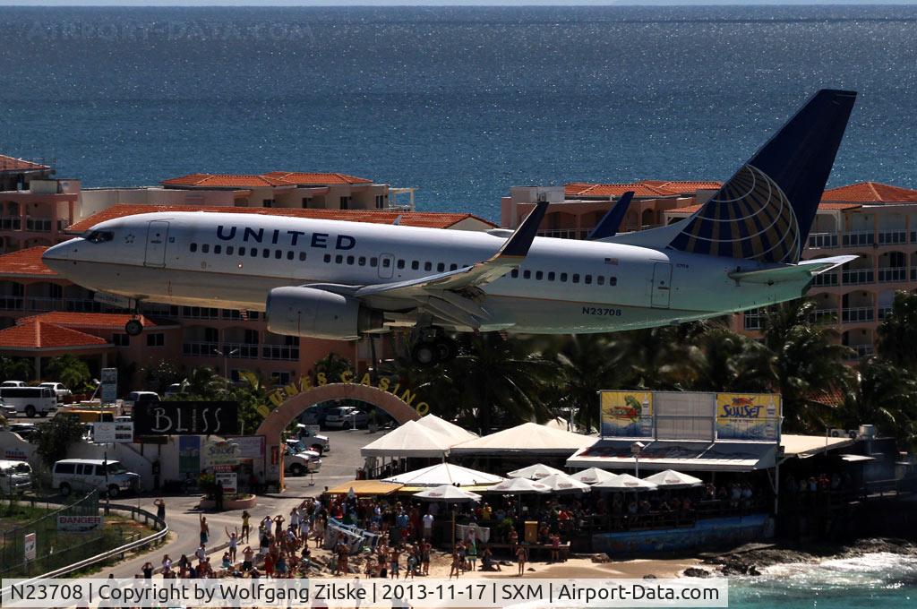 N23708, 1998 Boeing 737-724 C/N 28769, At famous Maho Beach