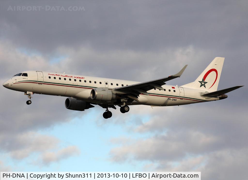 PH-DNA, 2010 Embraer 190AR (ERJ-190-100IGW) C/N 19000372, Landing rwy 32L in new c/s and with arab titles