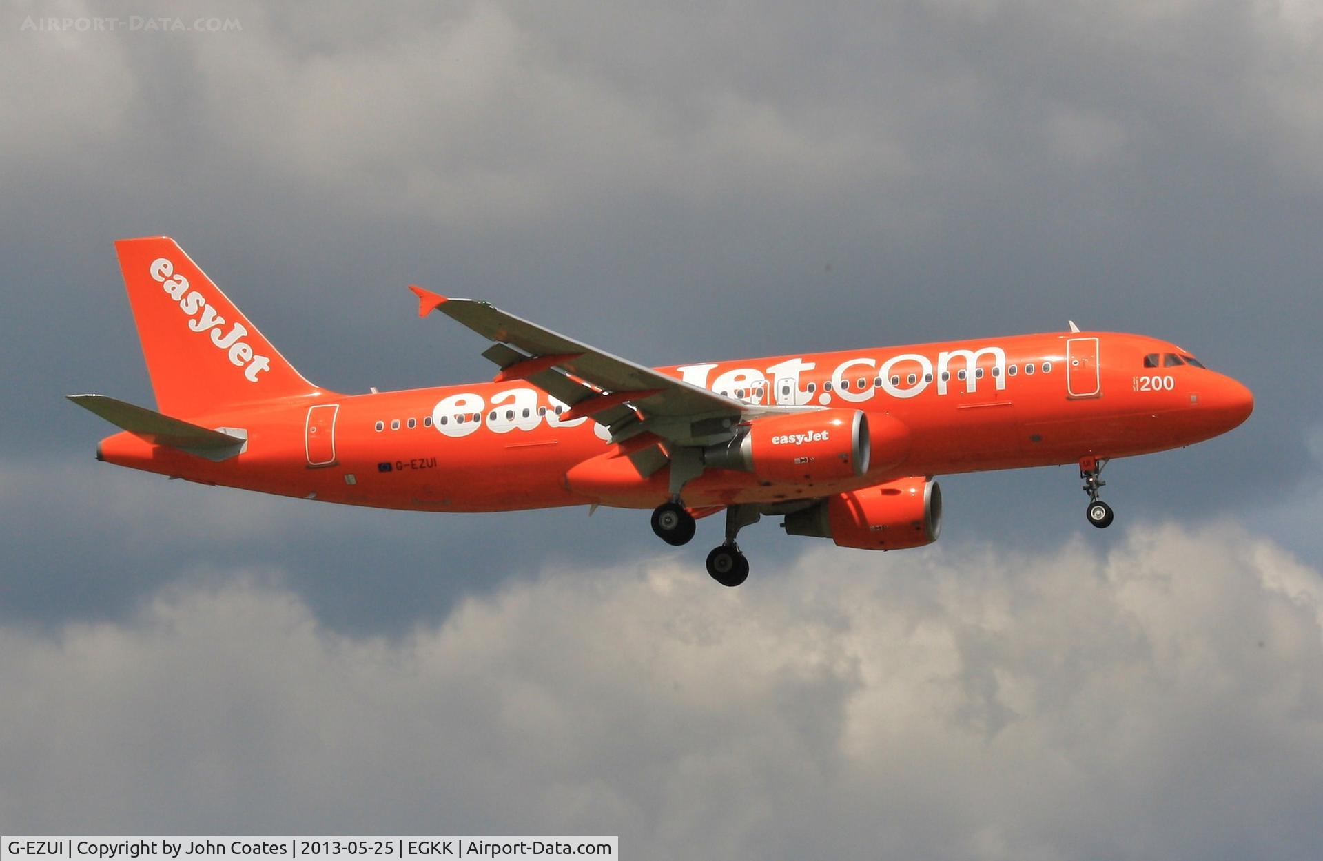 G-EZUI, 2011 Airbus A320-214 C/N 4721, Finals to 08R