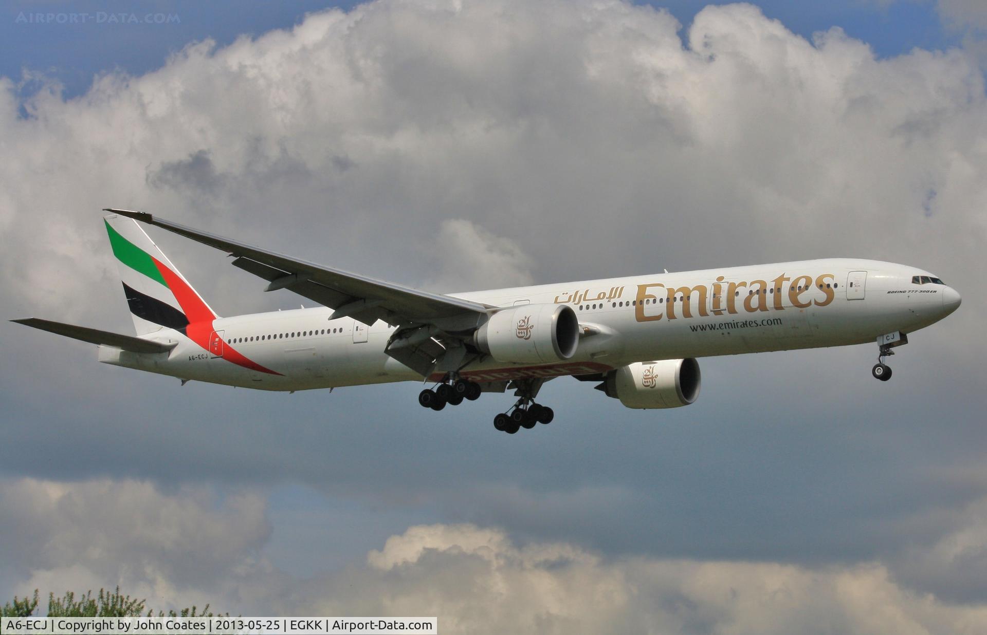 A6-ECJ, 2008 Boeing 777-31H/ER C/N 35583, Short finals to 08R