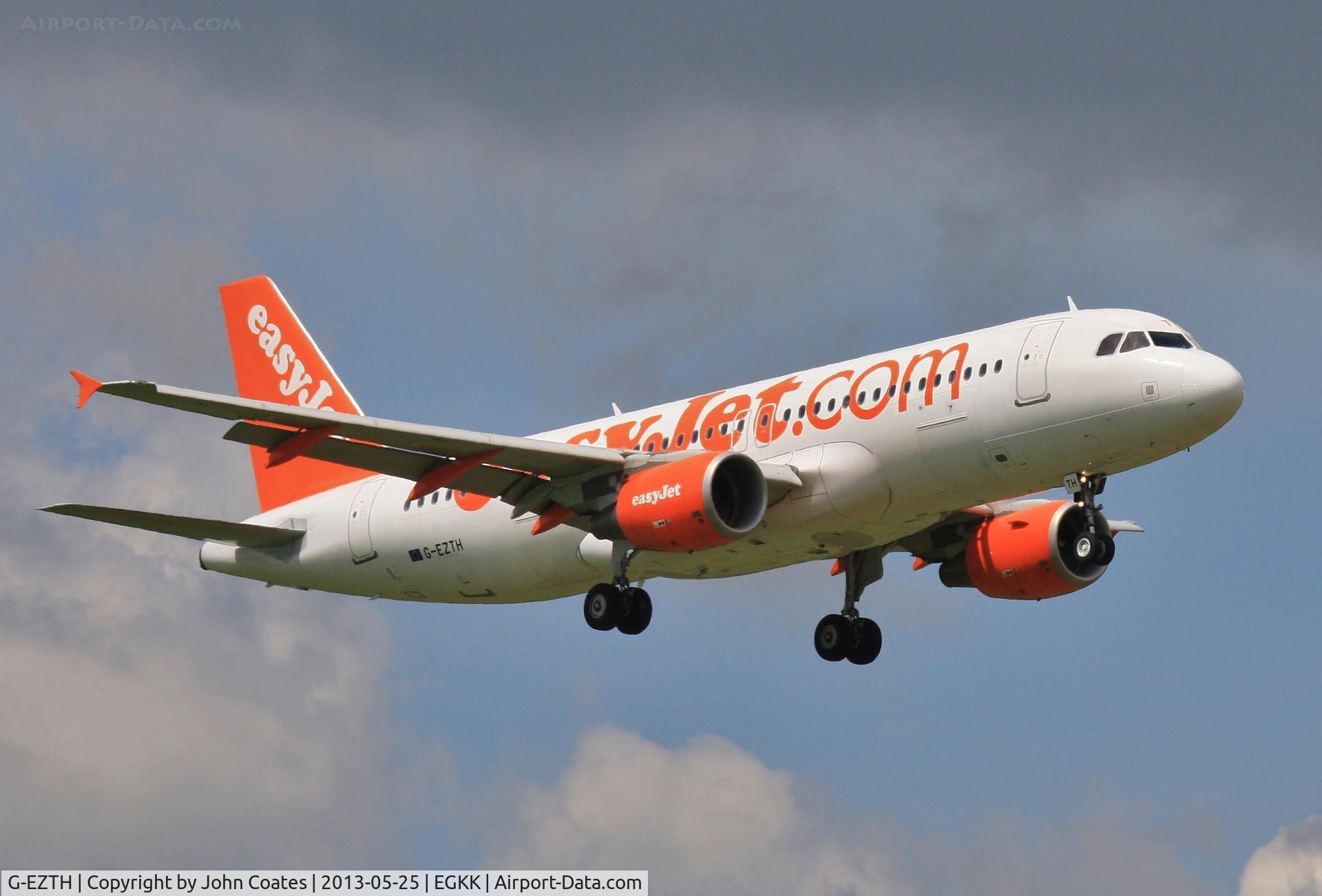 G-EZTH, 2009 Airbus A320-214 C/N 3953, Approach to 08R