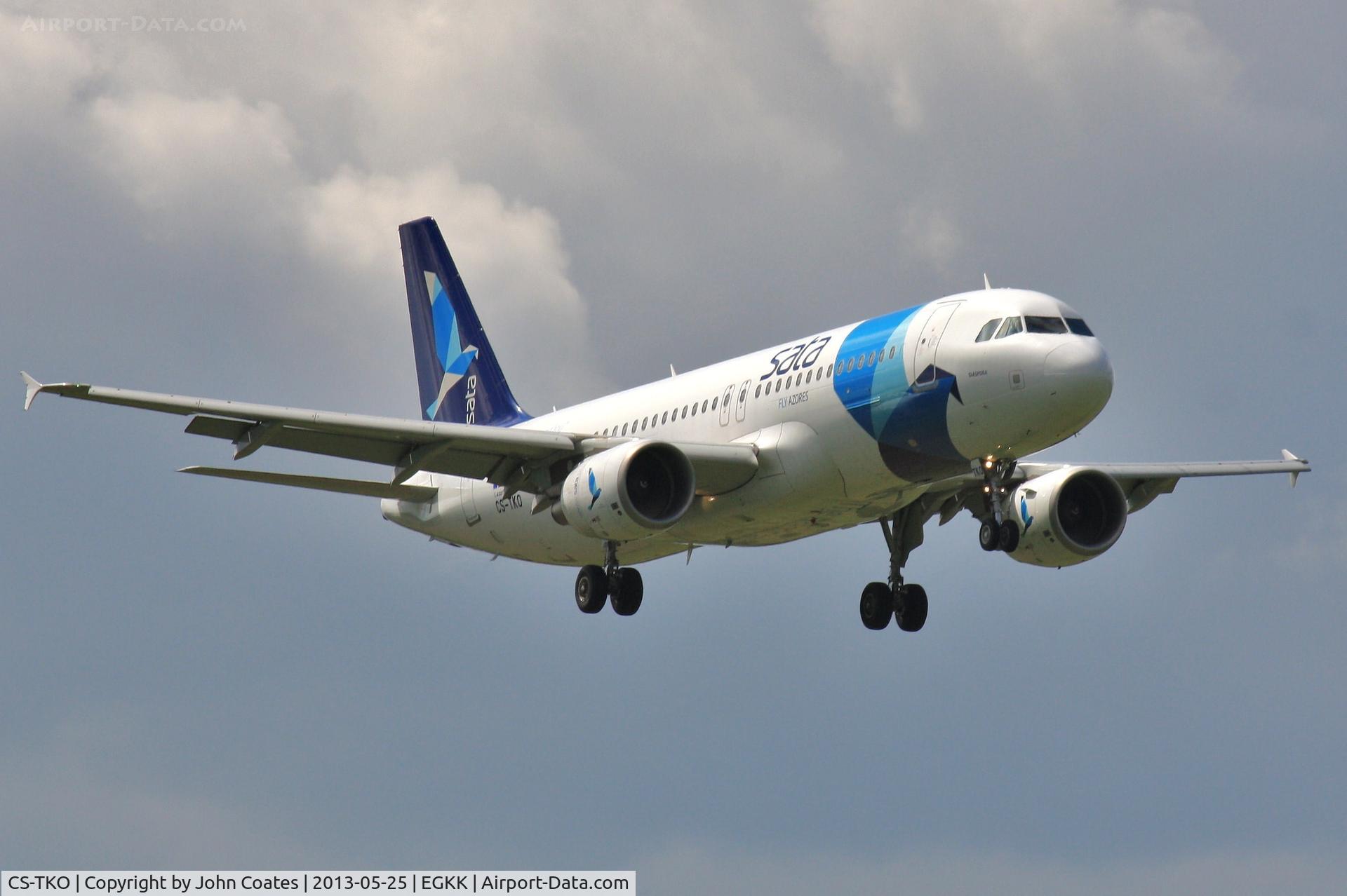 CS-TKO, 2009 Airbus A320-214 C/N 3891, On approach to 08R