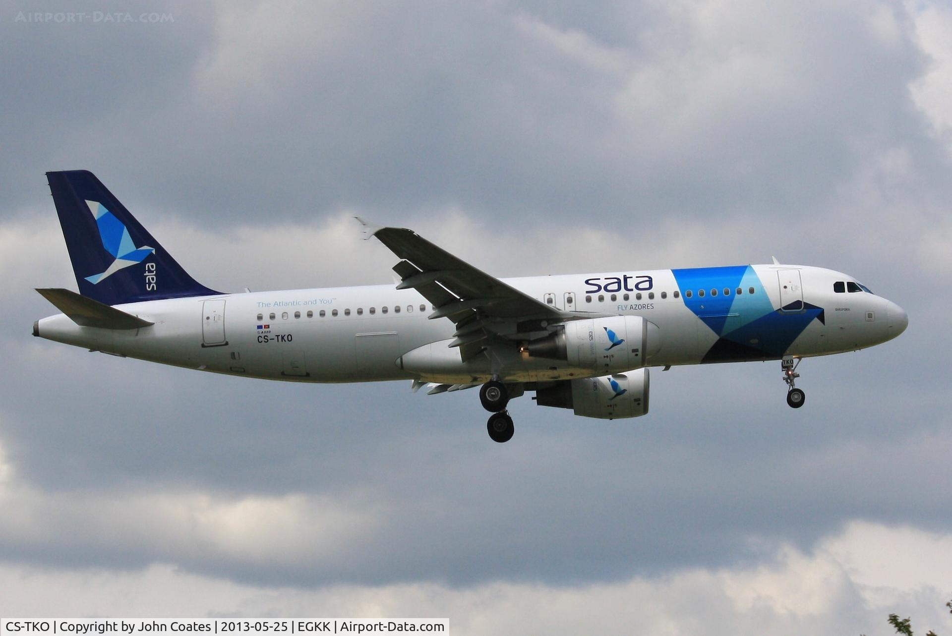 CS-TKO, 2009 Airbus A320-214 C/N 3891, Short finals to 08R