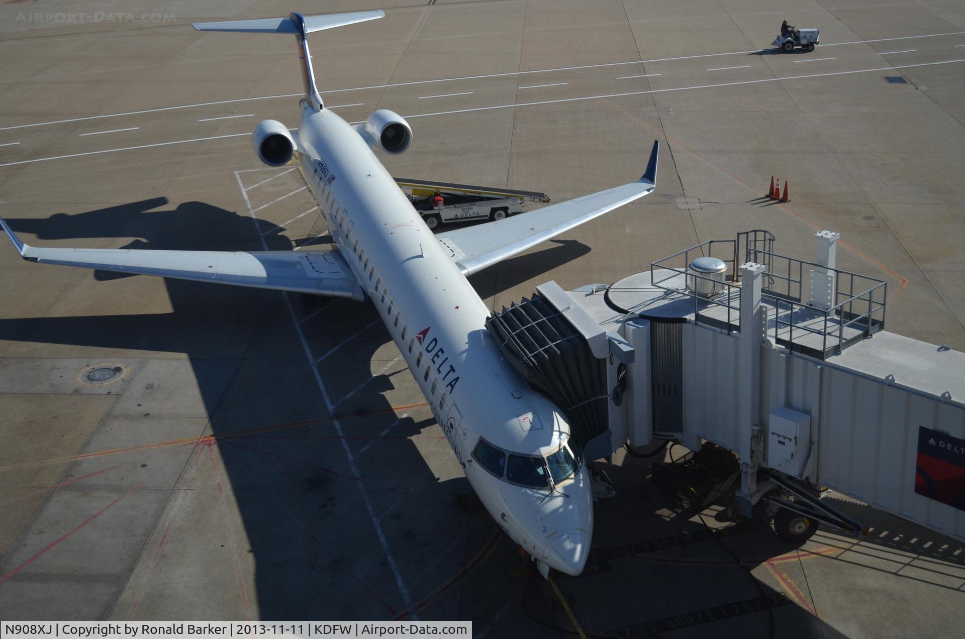 N908XJ, 2007 Bombardier CRJ-900ER (CL-600-2D24) C/N 15140, Gate E13 DFW