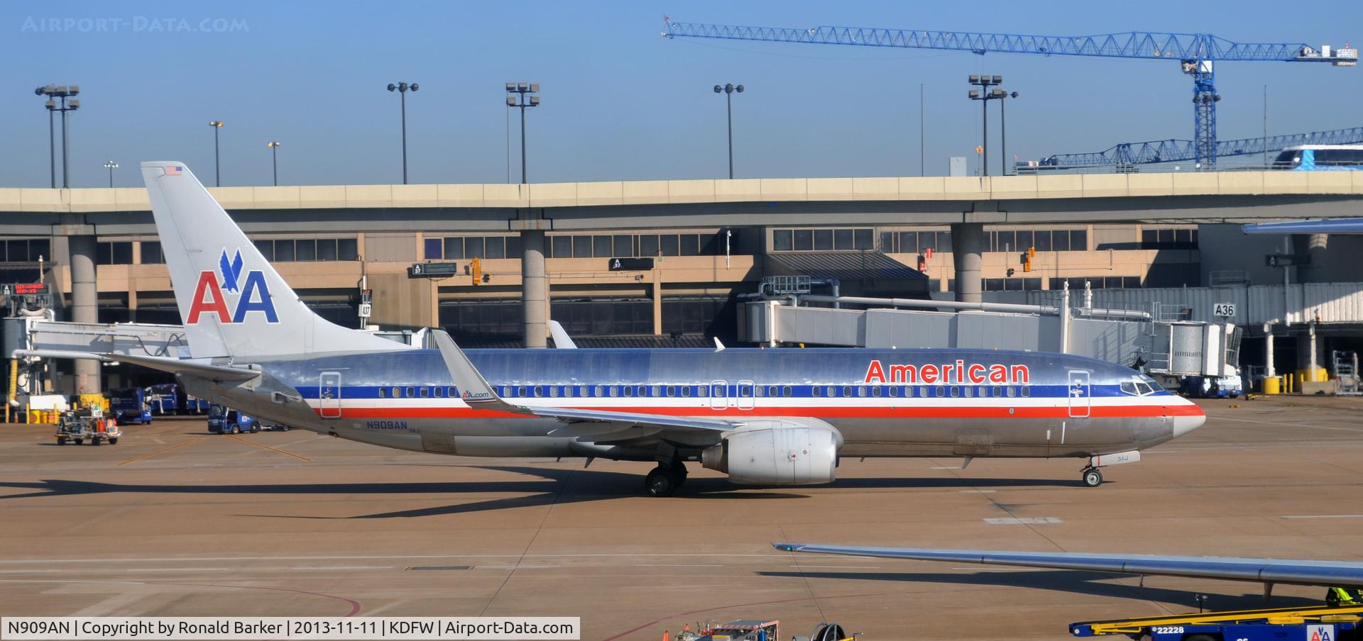 N909AN, 1999 Boeing 737-823 C/N 29511, Taxi DFW