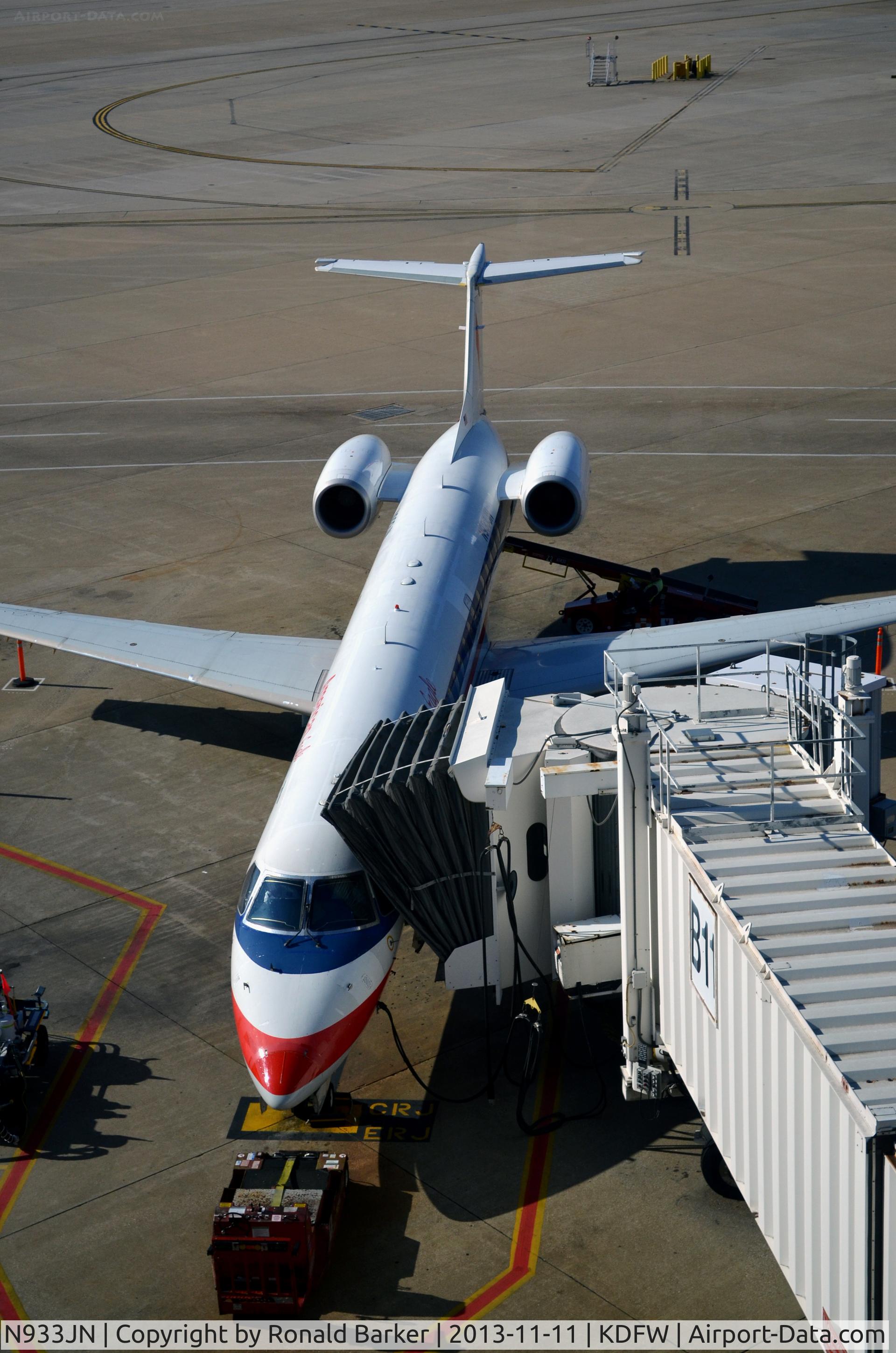 N933JN, 2005 Embraer ERJ-145LR (EMB-145LR) C/N 14500918, Gate B11 DFW