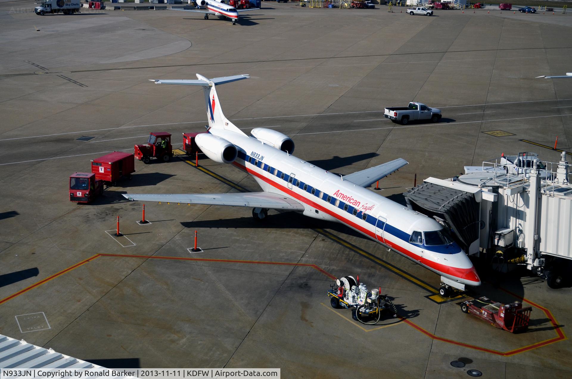 N933JN, 2005 Embraer ERJ-145LR (EMB-145LR) C/N 14500918, Gate B11 DFW