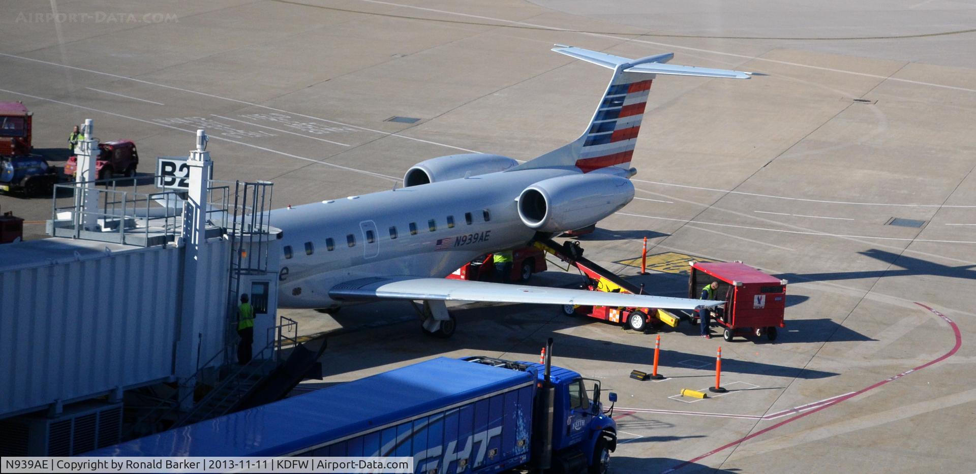 N939AE, 2005 Embraer ERJ-145LR (EMB-145LR) C/N 14500923, Baggage conveyor Gate B2 DFW
