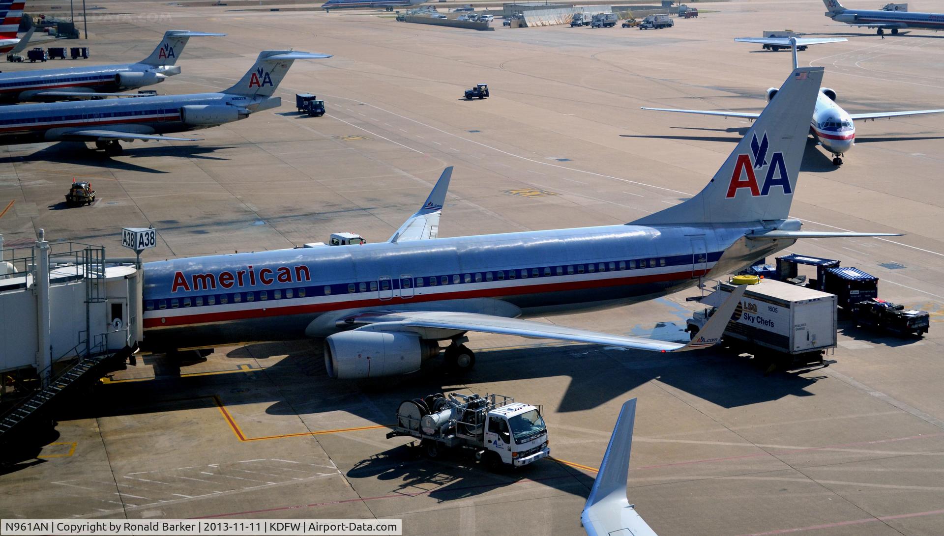 N961AN, 2001 Boeing 737-823 C/N 30092, Aircraft servicce Gate A38 DFW