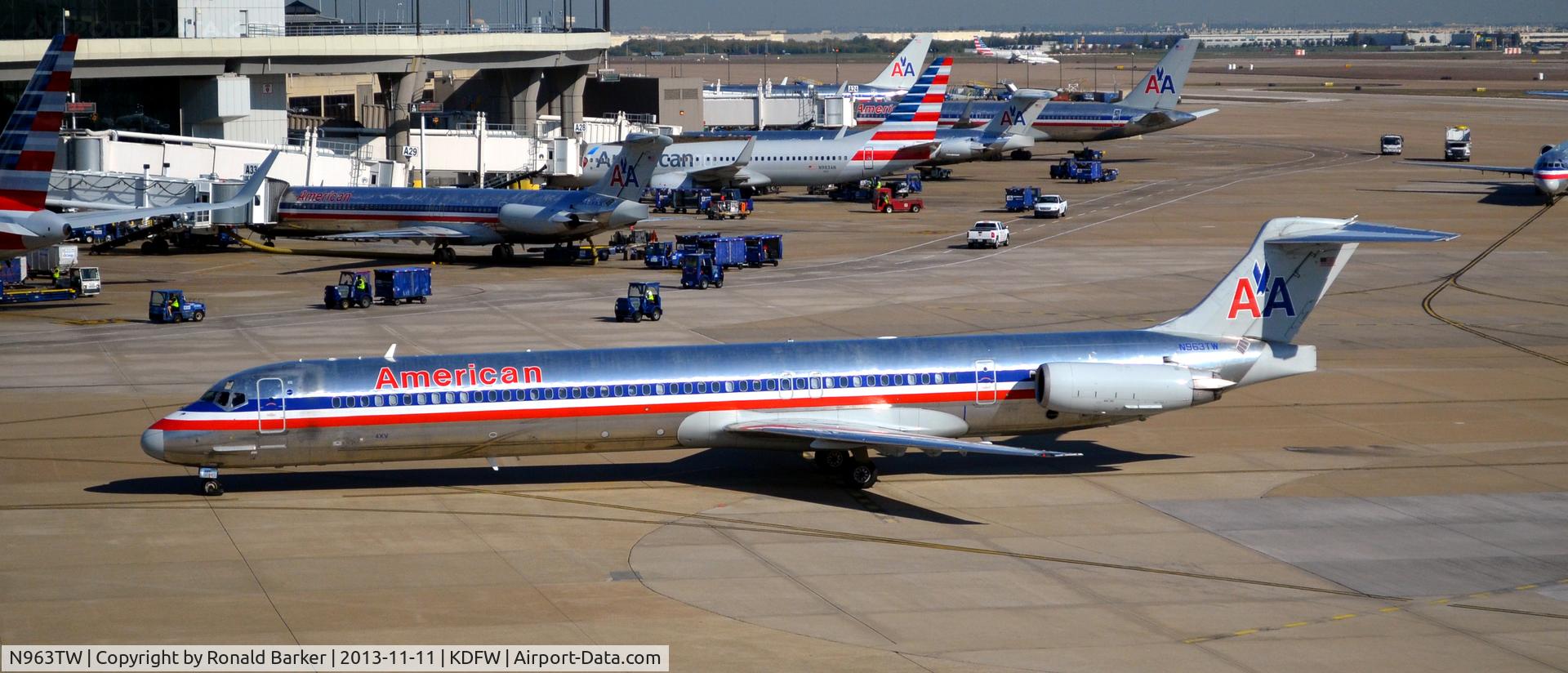 N963TW, 1999 McDonnell Douglas MD-83 (DC-9-83) C/N 53613, Taxi DFW