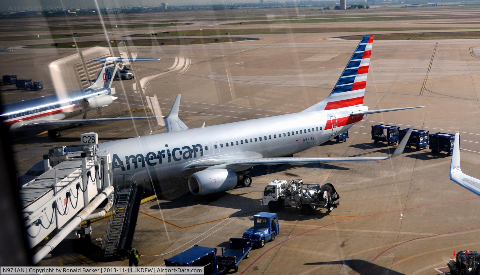 N971AN, 2001 Boeing 737-823 C/N 29547, Gate C28 DFW