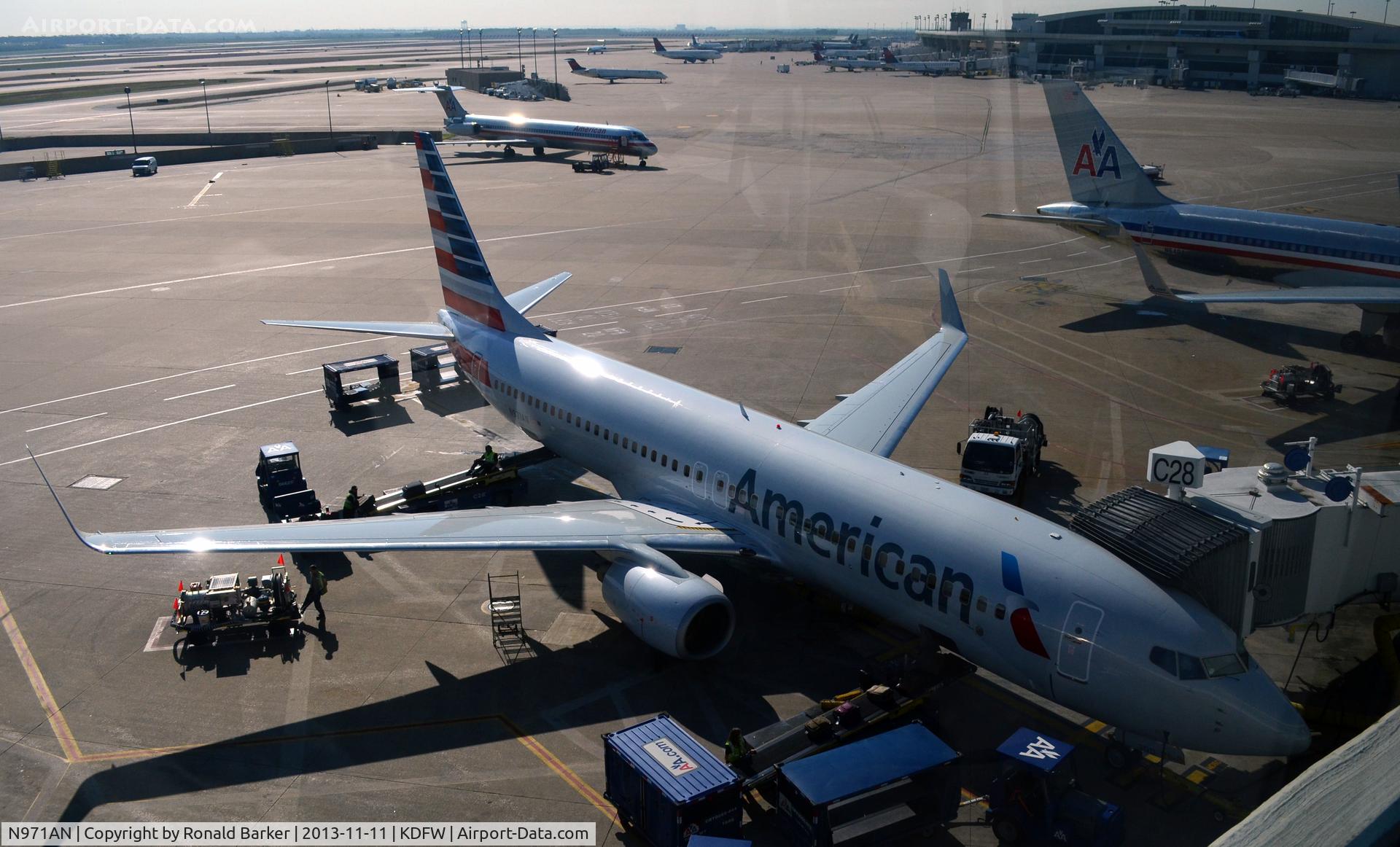N971AN, 2001 Boeing 737-823 C/N 29547, Gate C28 DFW