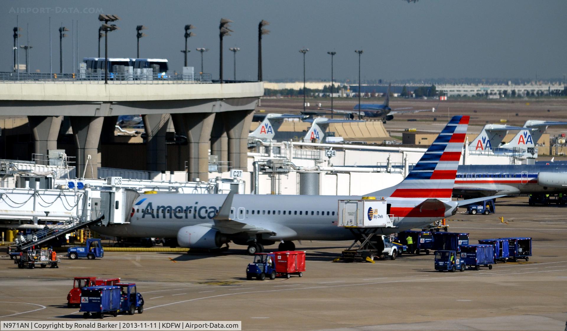 N971AN, 2001 Boeing 737-823 C/N 29547, Gate C28 DFW