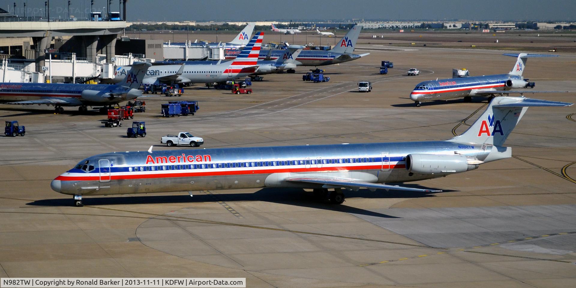 N982TW, 1999 McDonnell Douglas MD-83 (DC-9-83) C/N 53632, Taxi DFW