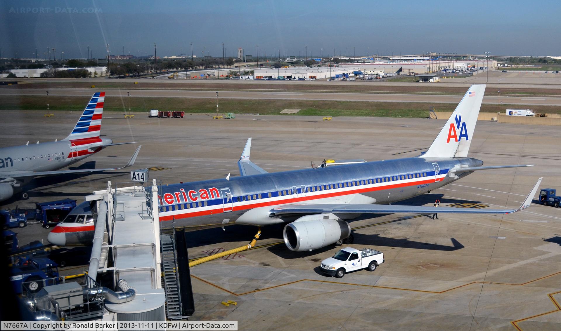 N7667A, 1992 Boeing 757-223 C/N 25301, Gate A14 DFW