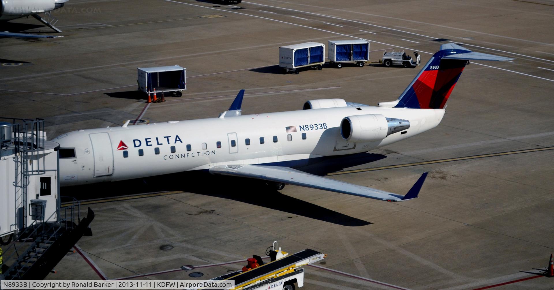 N8933B, 2004 Bombardier CRJ-200 (CL-600-2B19) C/N 7933, DFW TX
