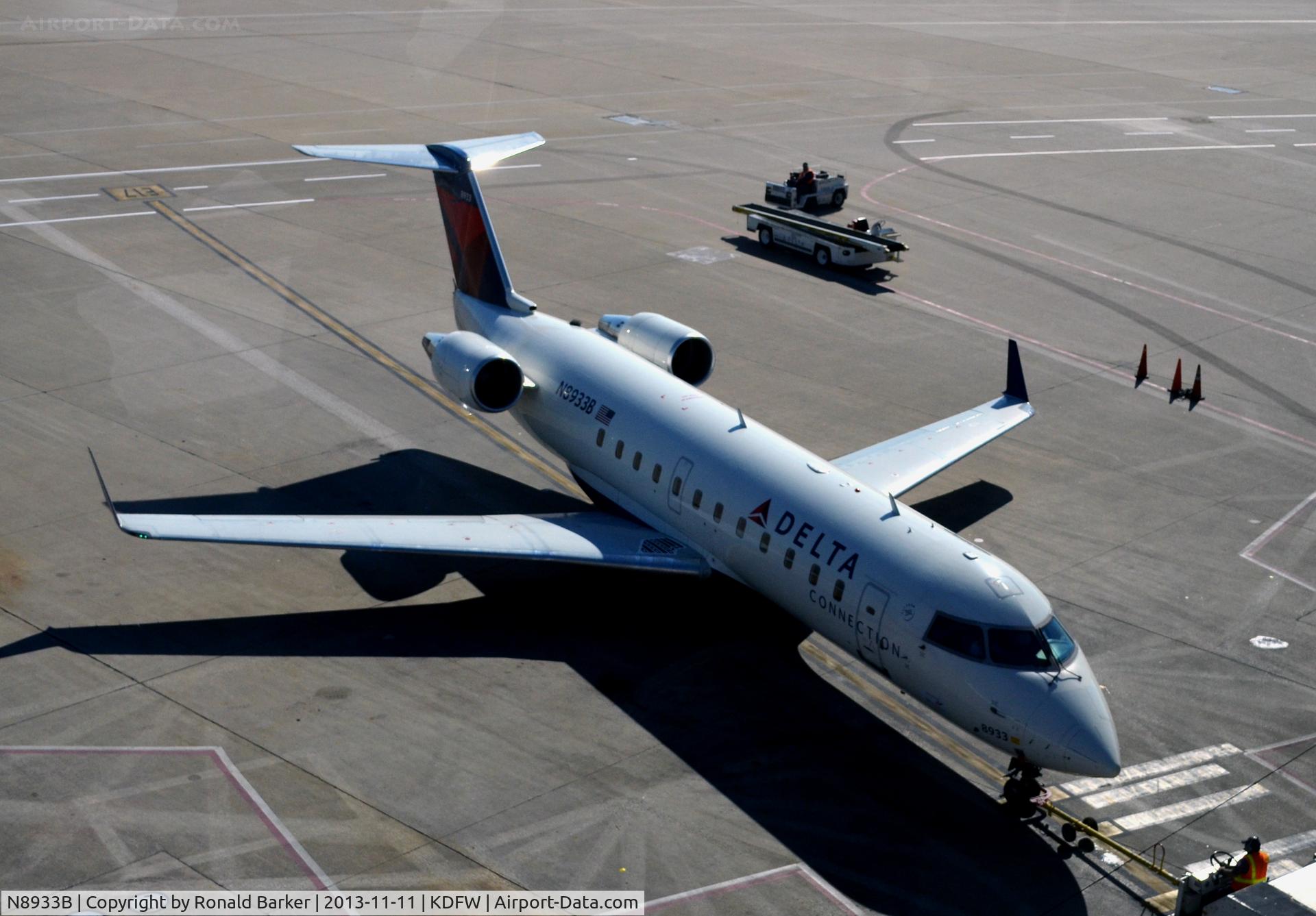 N8933B, 2004 Bombardier CRJ-200 (CL-600-2B19) C/N 7933, DFW TX