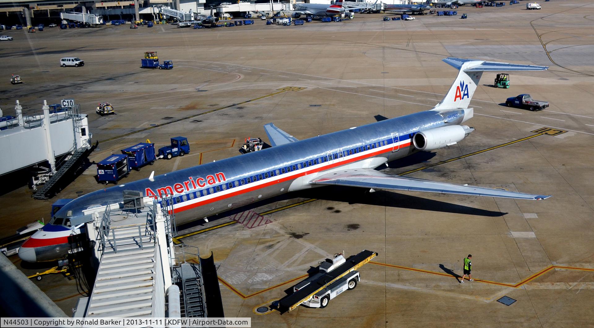 N44503, 1989 McDonnell Douglas MD-82 (DC-9-82) C/N 49797, Gate C11  DFW
