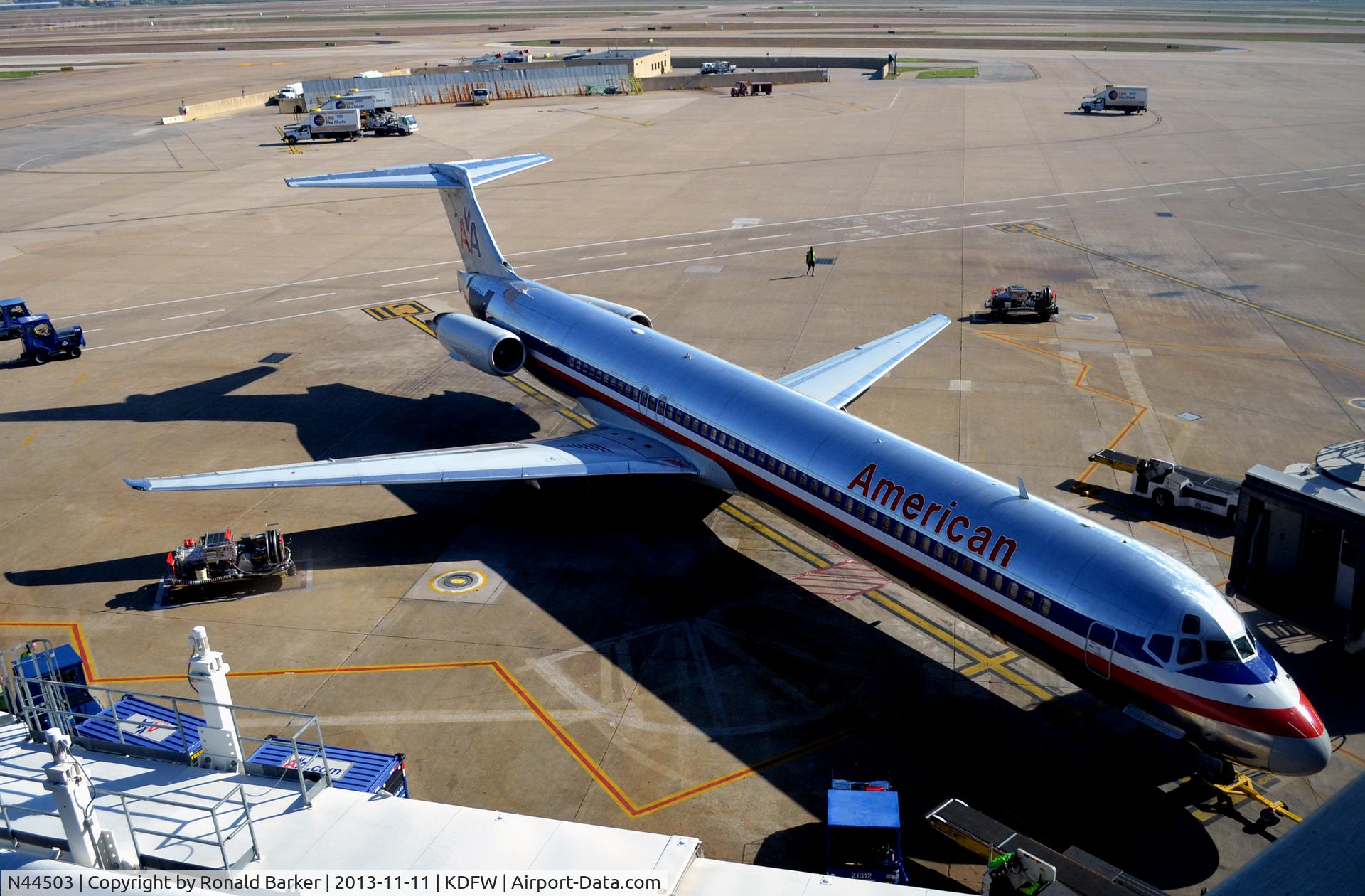 N44503, 1989 McDonnell Douglas MD-82 (DC-9-82) C/N 49797, Gate C11 DFW