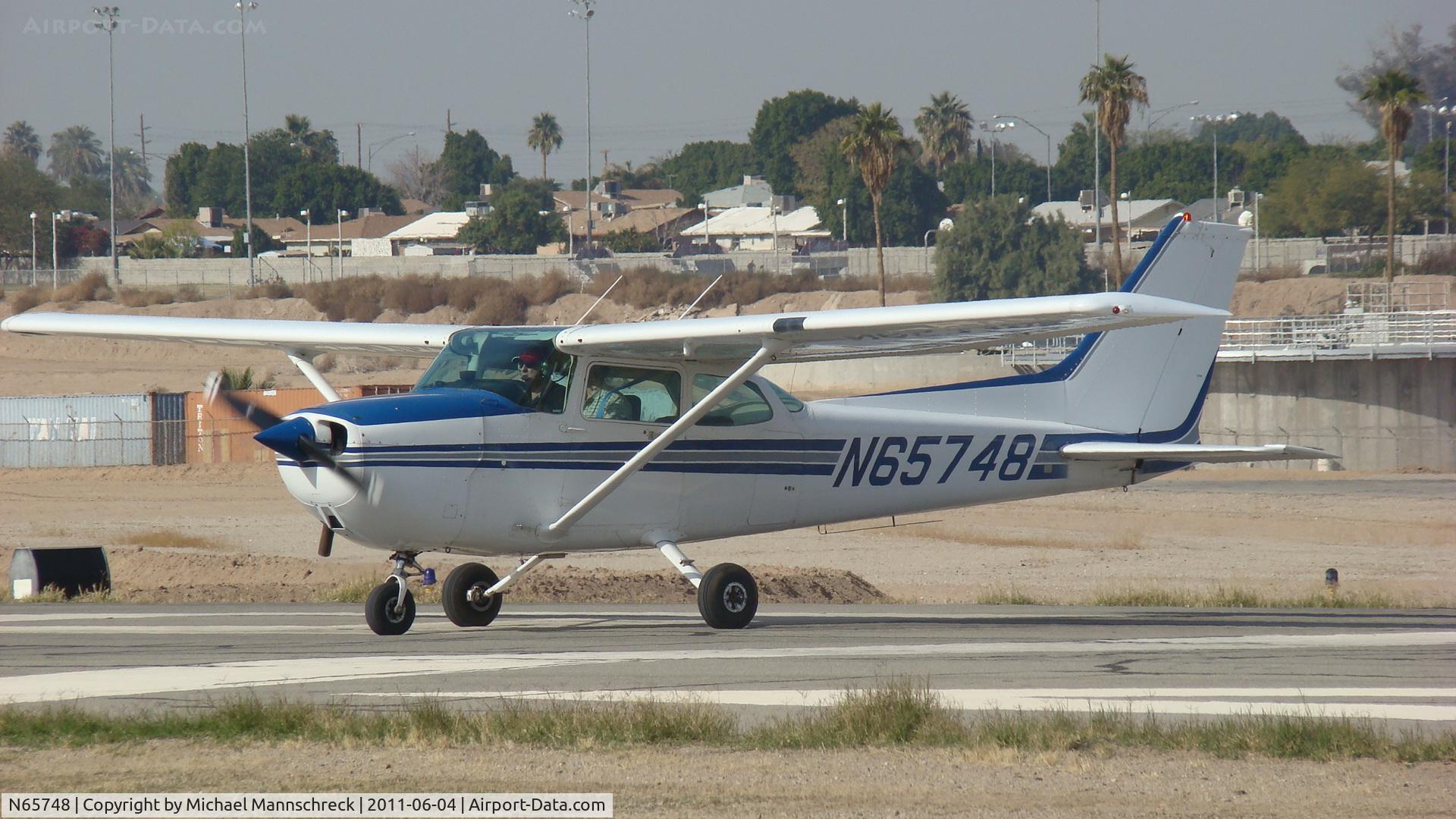 N65748, 1982 Cessna 172P C/N 17275853, On the runway