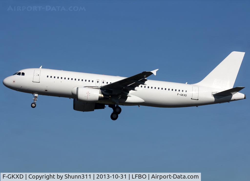 F-GKXD, 2002 Airbus A320-214 C/N 1873, Landing rwy 32L in all white c/s due to return to lessor