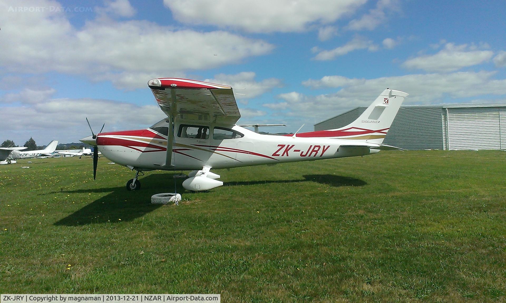 ZK-JRY, 2007 Cessna 182T Skylane C/N 18281923, Sunbathing at Ardmore