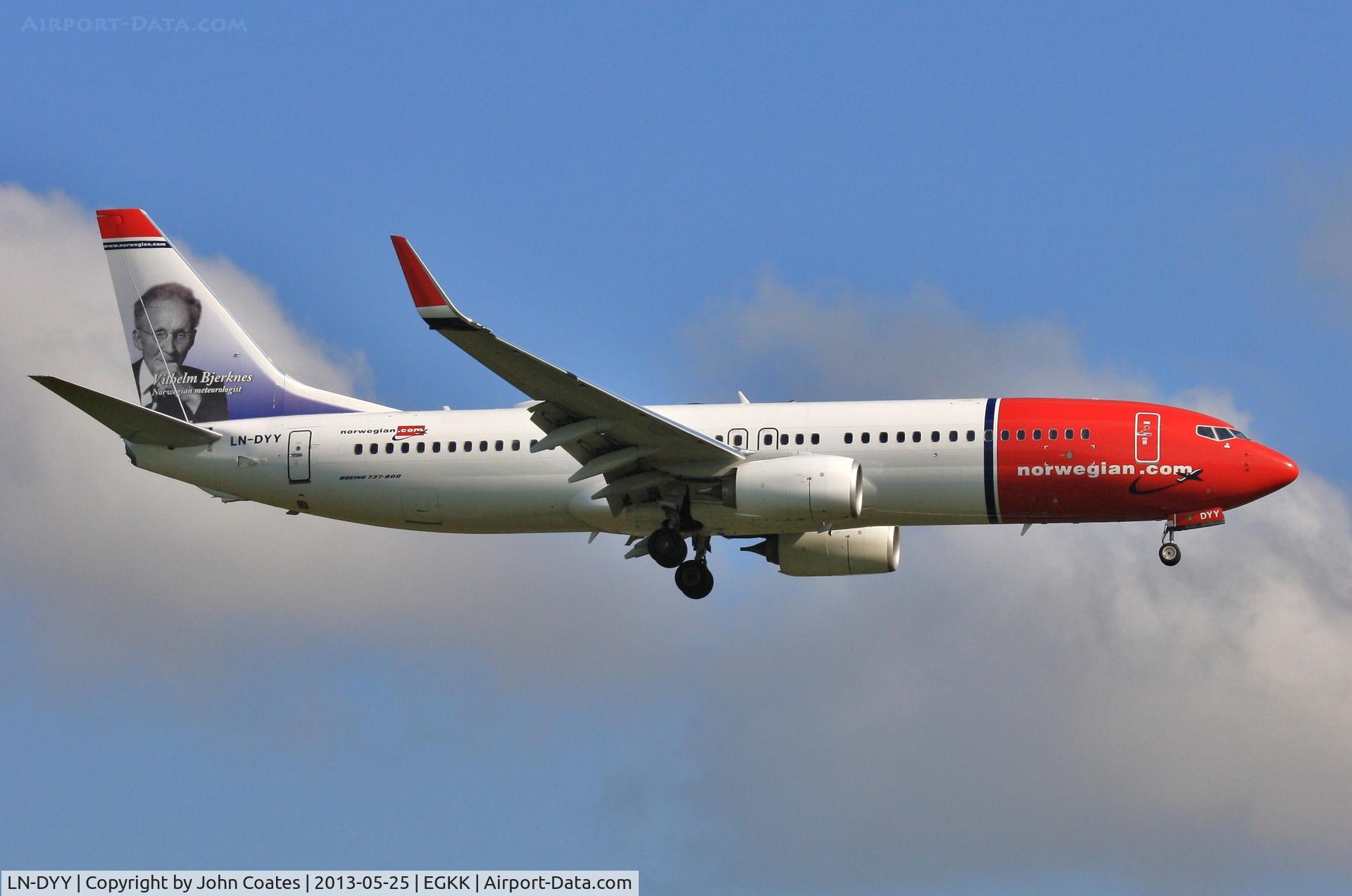 LN-DYY, 2012 Boeing 737-8JP C/N 39012, Finals to 08R