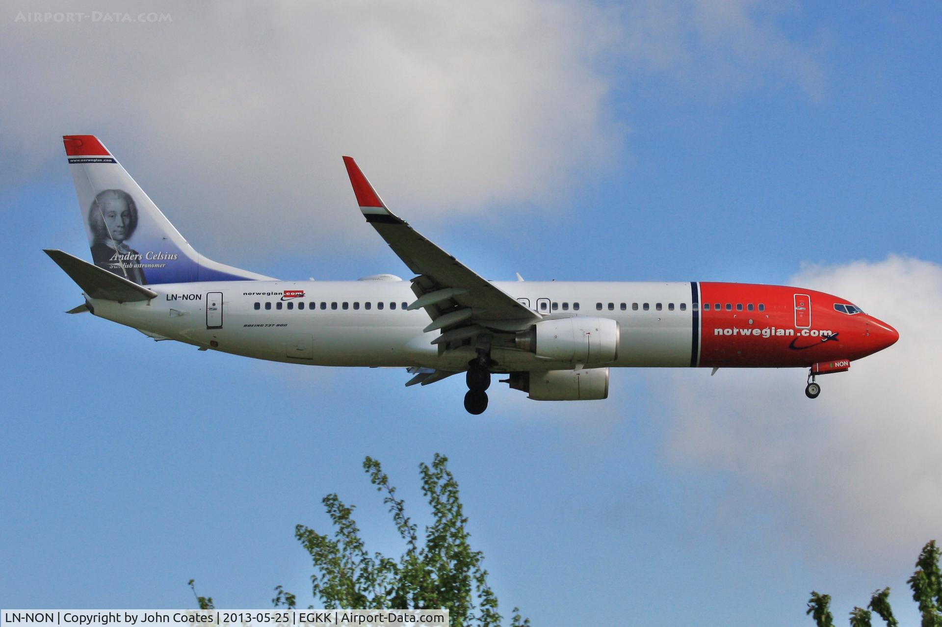 LN-NON, 2000 Boeing 737-86N C/N 28620, Finals to 08R
