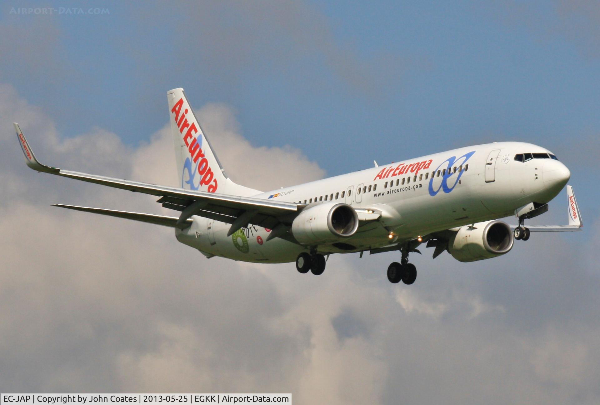 EC-JAP, 2004 Boeing 737-85P C/N 33971, On approach to 08R